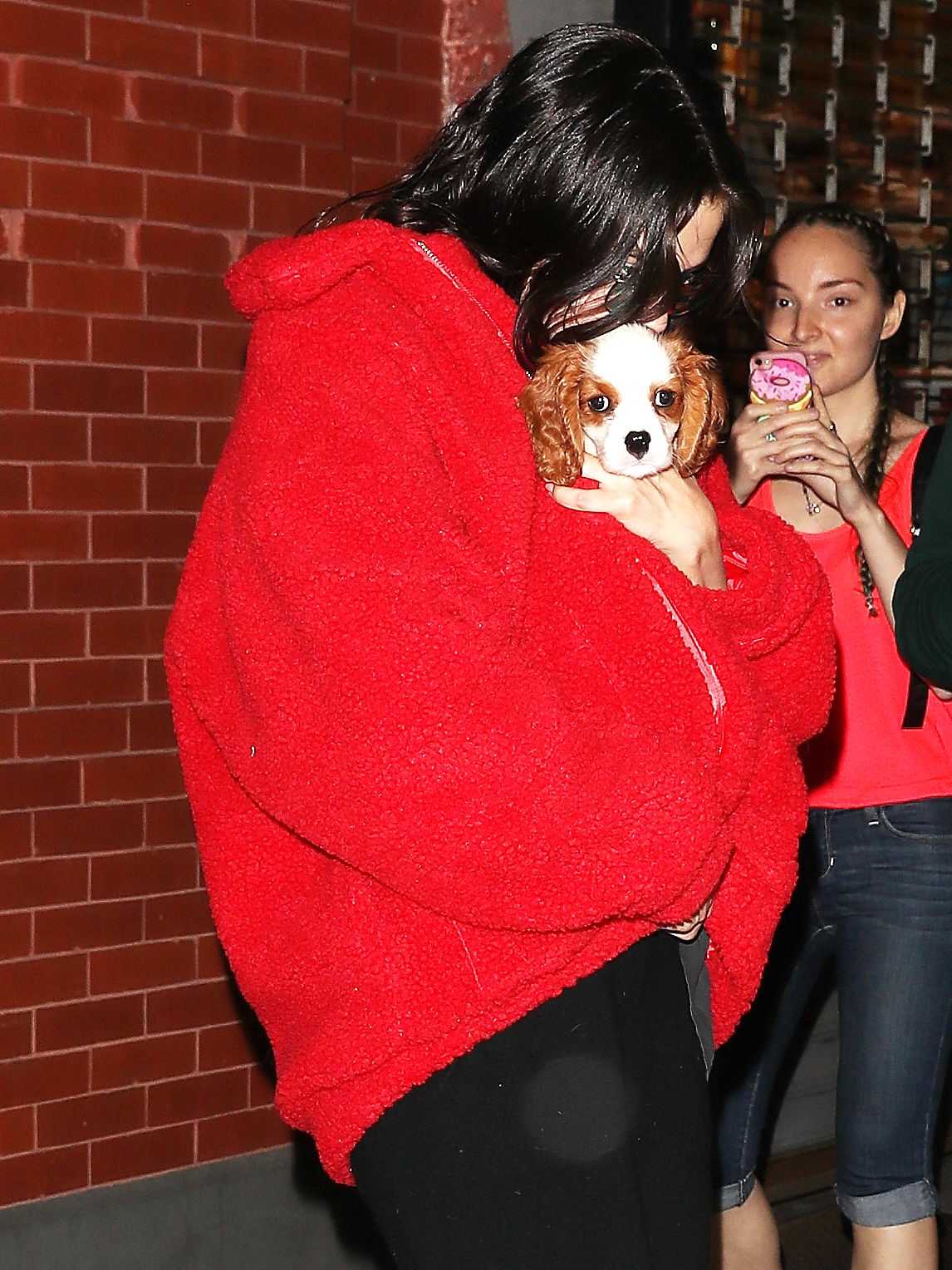 Selena_Gomez_-_Leaving_her_boyfriend_The_Weeknd_s_apartmnent_in_NYC_on_September_15-02.jpg