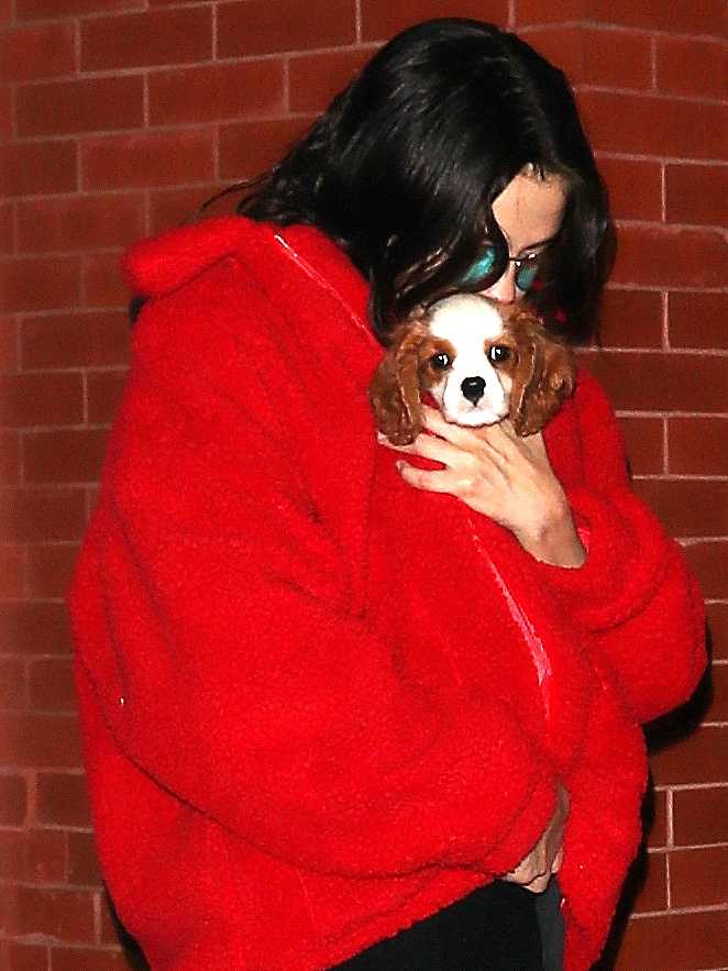 Selena_Gomez_-_Leaving_her_boyfriend_The_Weeknd_s_apartmnent_in_NYC_on_September_15-05.jpg