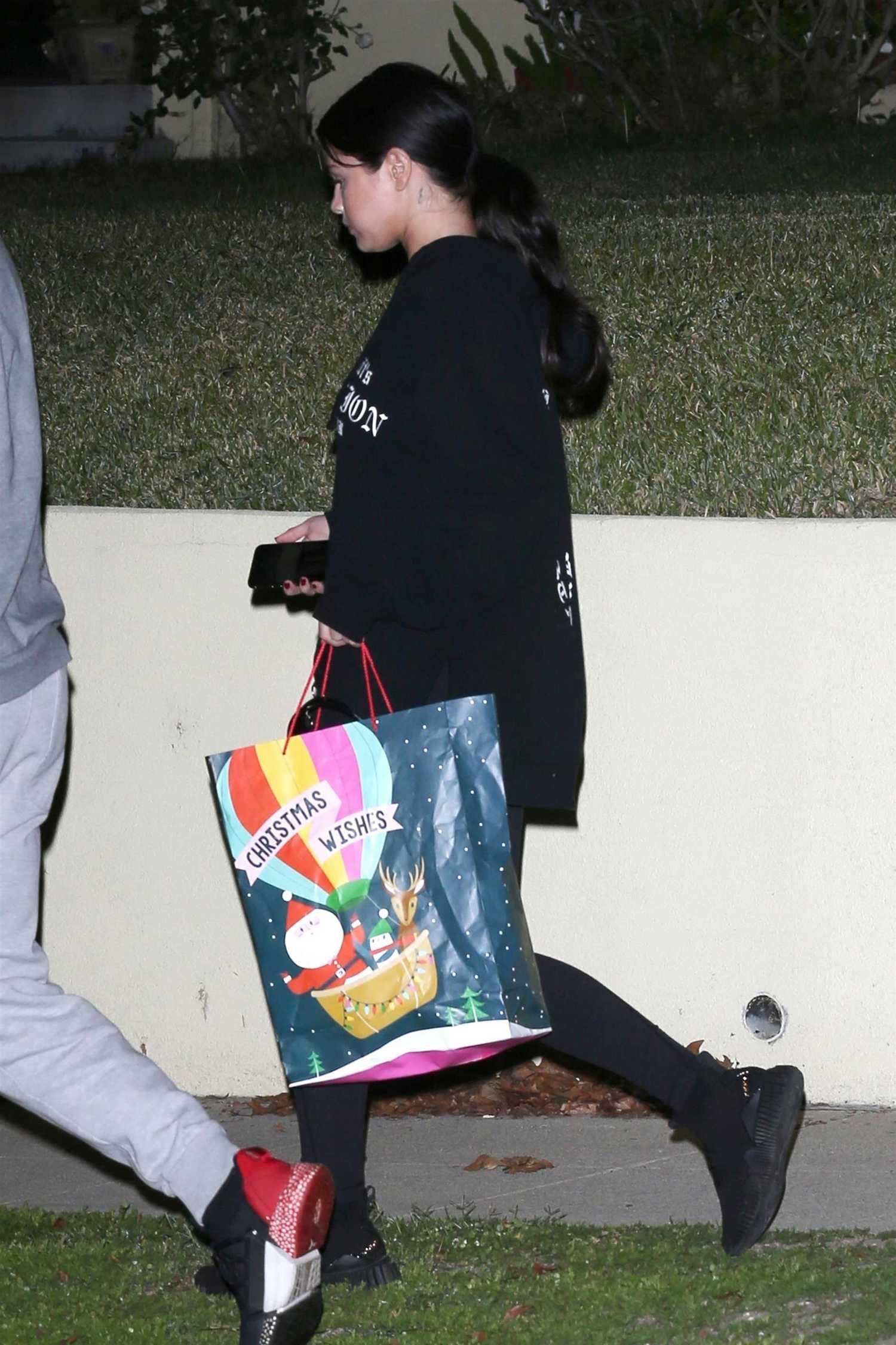Selena_Gomez_-_Leaving_her_friend_s_house_in_Los_Angeles2C_CA_-_December_262C_2018-02.jpg