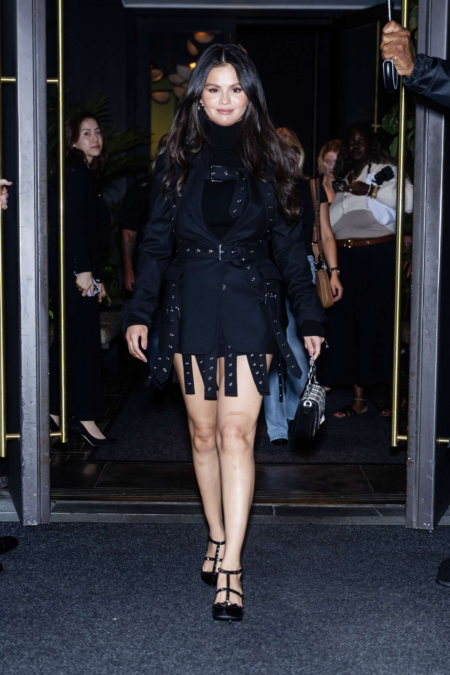 Selena_Gomez_-_Leaving_her_hotel_in_New_York_September_112C_202301.jpg