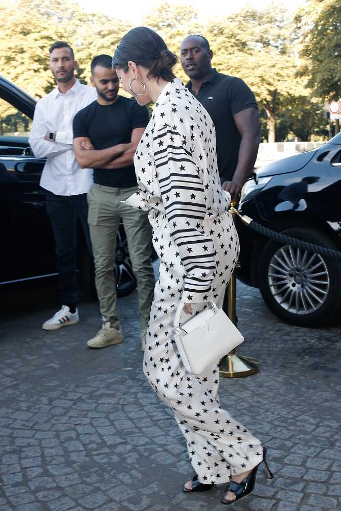 Selena_Gomez_-_Leaving_her_hotel_in_Paris_July_92C_202212.jpg