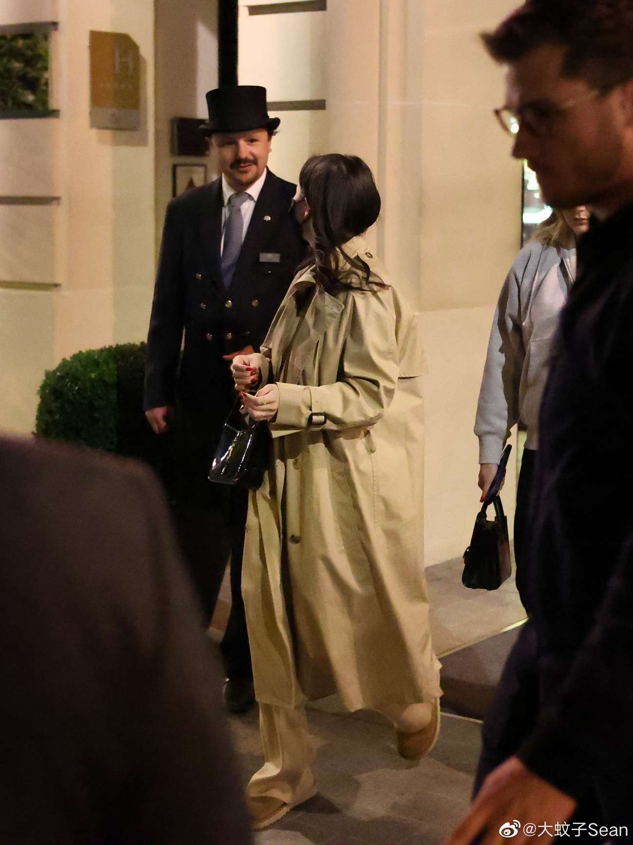 Selena_Gomez_-_Leaving_hotel_Royal_Monceau_in_Paris2C_France_-_0604202303.jpg