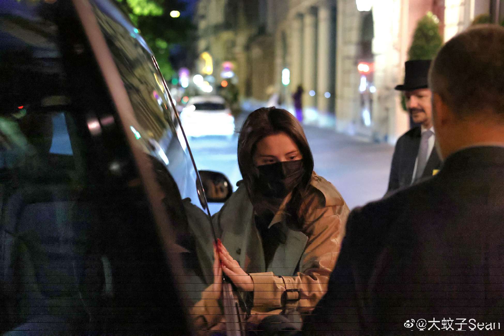Selena_Gomez_-_Leaving_hotel_Royal_Monceau_in_Paris2C_France_-_0604202305.jpg