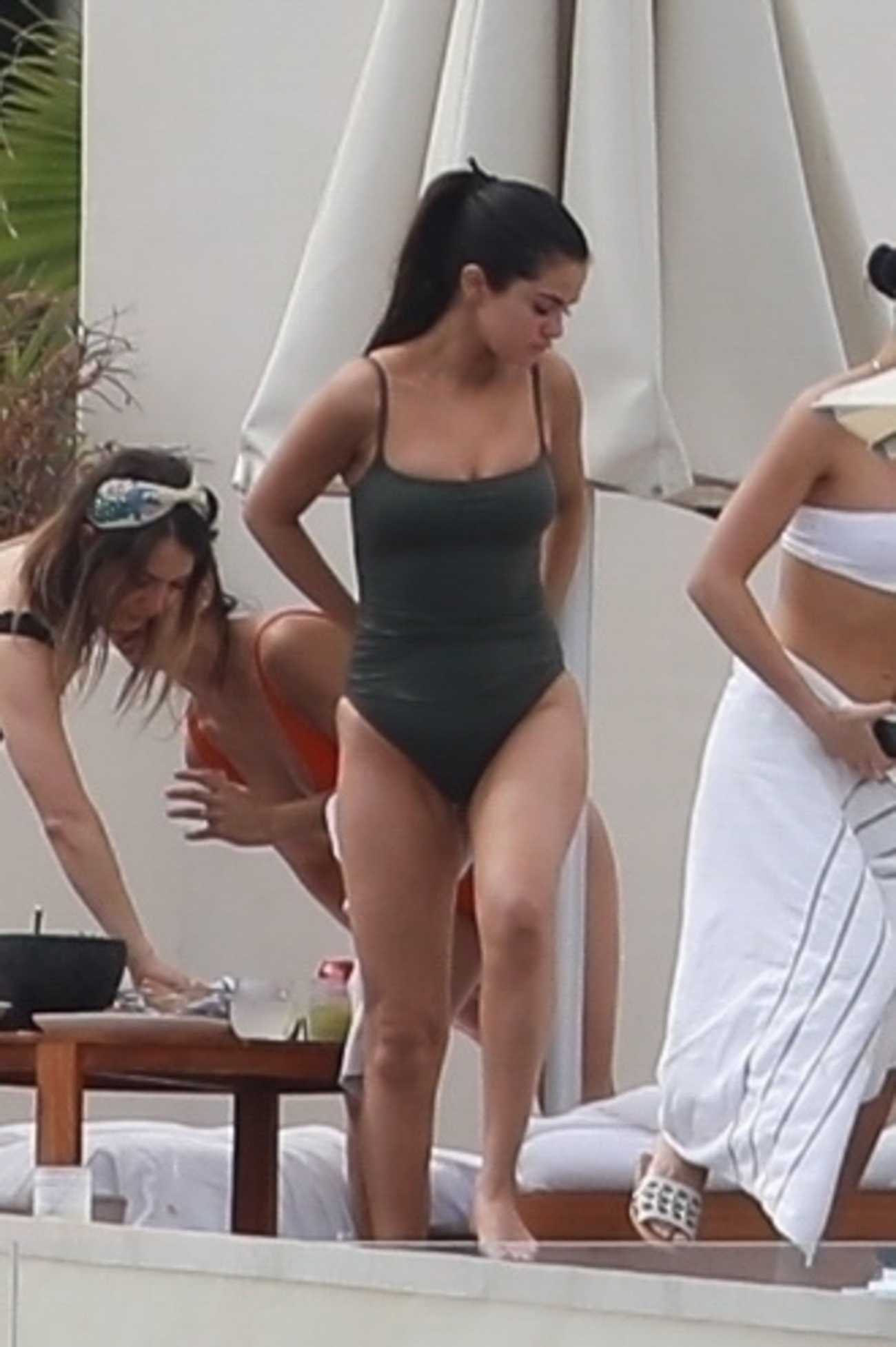 Selena_Gomez_-_Looks_stunning_on_the_beach_in_Cabo_San_Lucas2C_Mexico_February_92C_2019-03.jpg