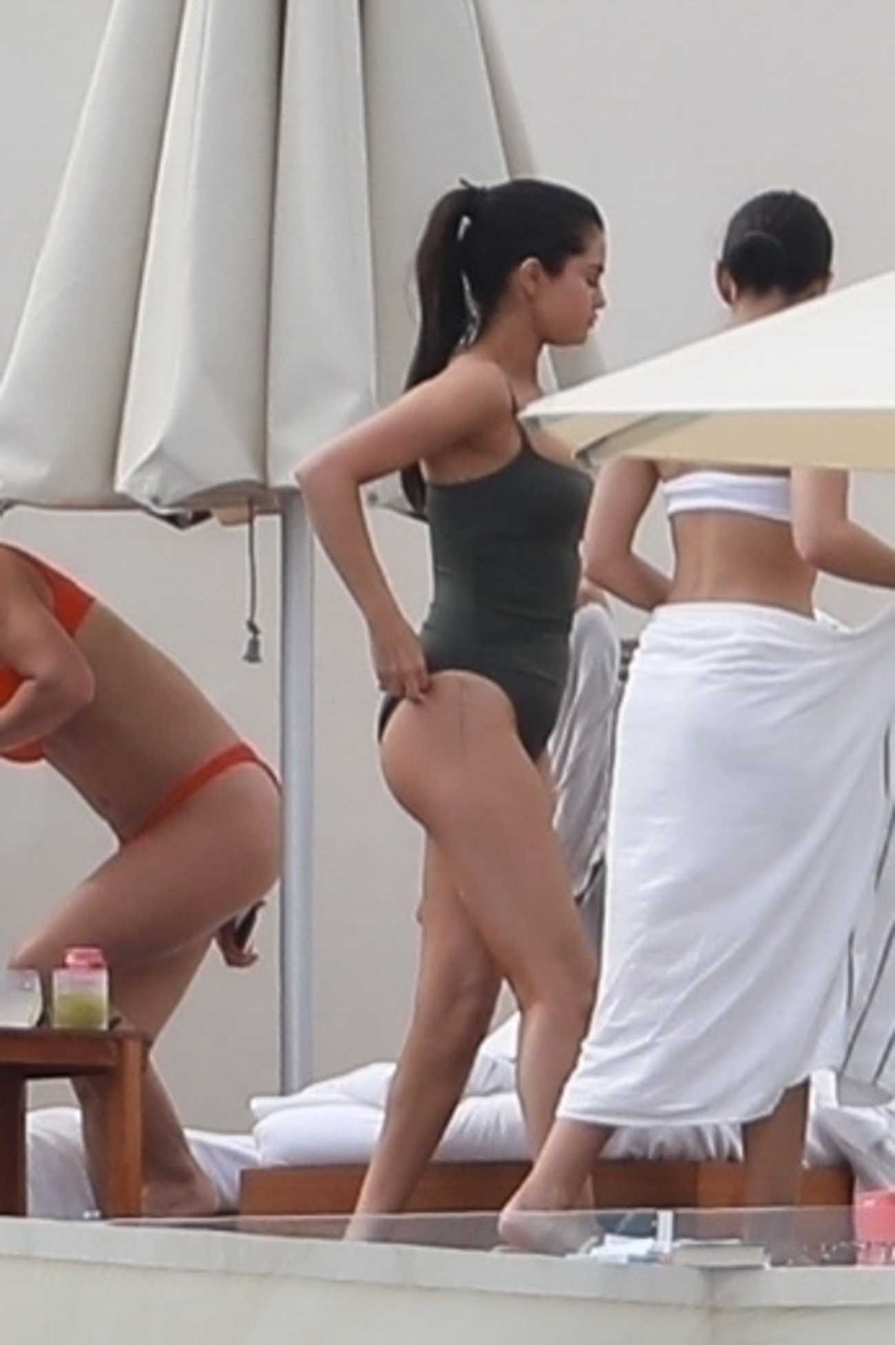 Selena_Gomez_-_Looks_stunning_on_the_beach_in_Cabo_San_Lucas2C_Mexico_February_92C_2019-04.jpg