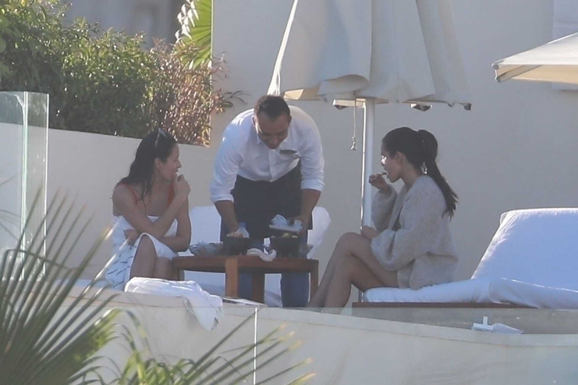 Selena_Gomez_-_Looks_stunning_on_the_beach_in_Cabo_San_Lucas2C_Mexico_February_92C_2019-09.jpg