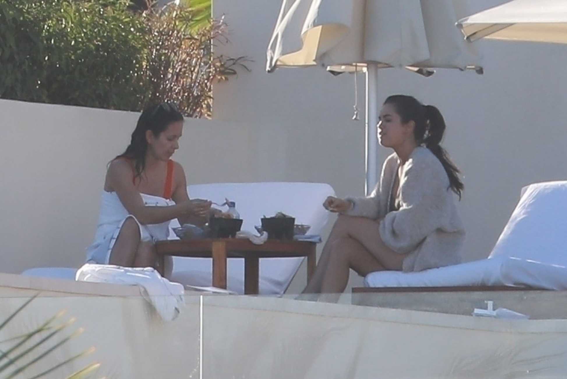 Selena_Gomez_-_Looks_stunning_on_the_beach_in_Cabo_San_Lucas2C_Mexico_February_92C_2019-10.jpg