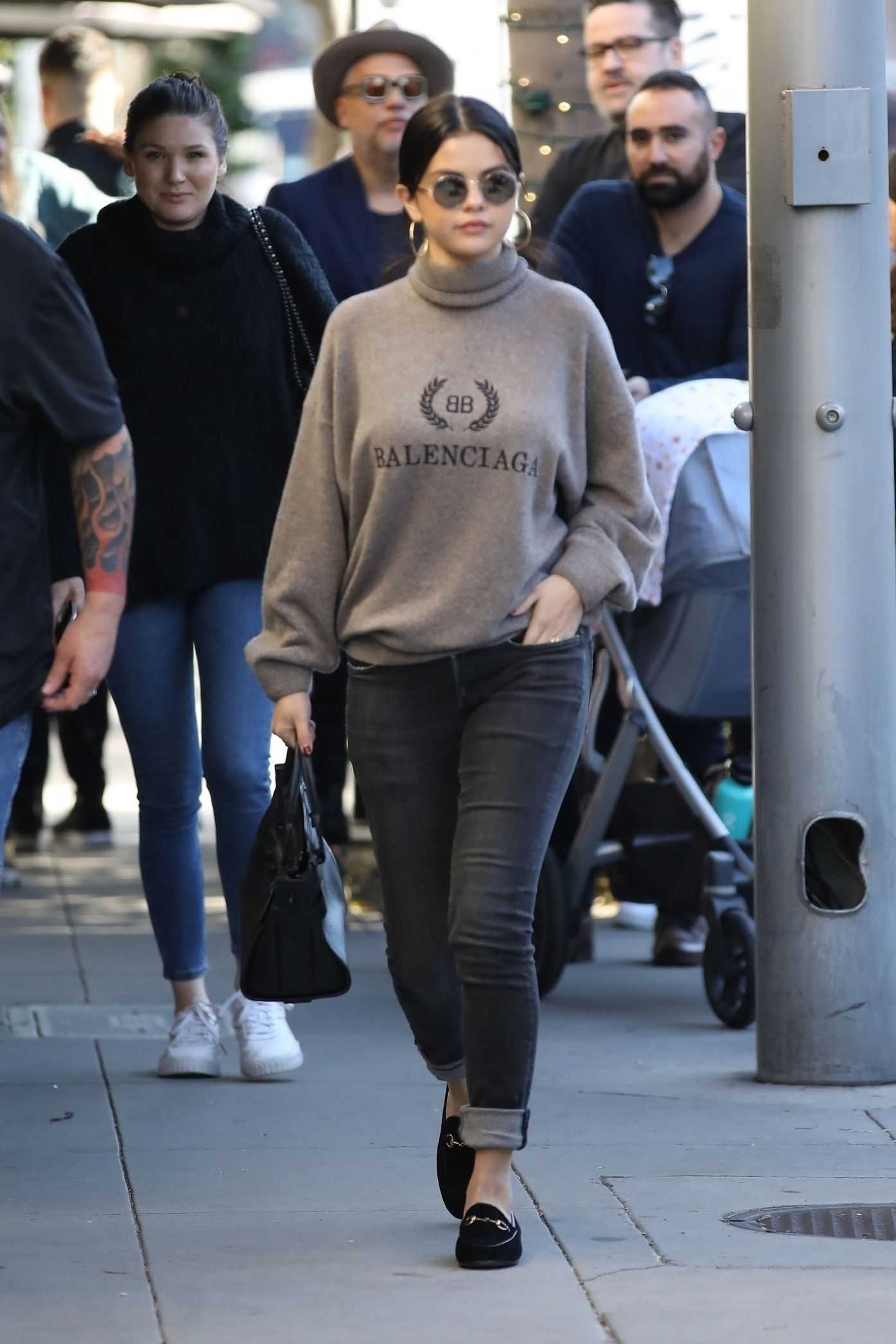 Selena_Gomez_-_Looks_stylish_as_she_steps_out_for_lunch_in_Beverly_Hills2C_CA_December_292C_2018-01.jpg