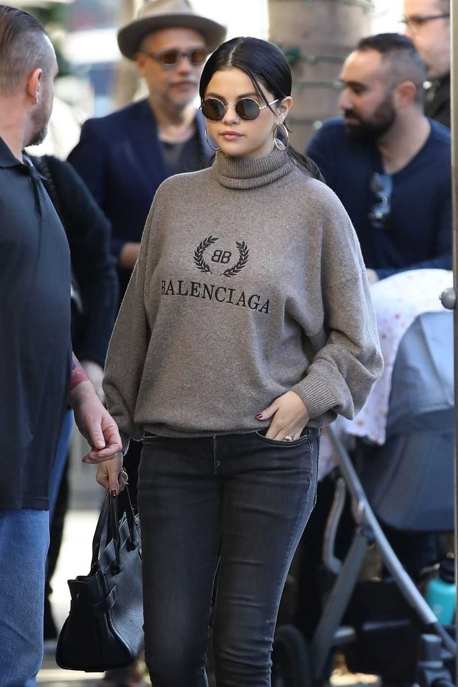 Selena_Gomez_-_Looks_stylish_as_she_steps_out_for_lunch_in_Beverly_Hills2C_CA_December_292C_2018-02.jpg