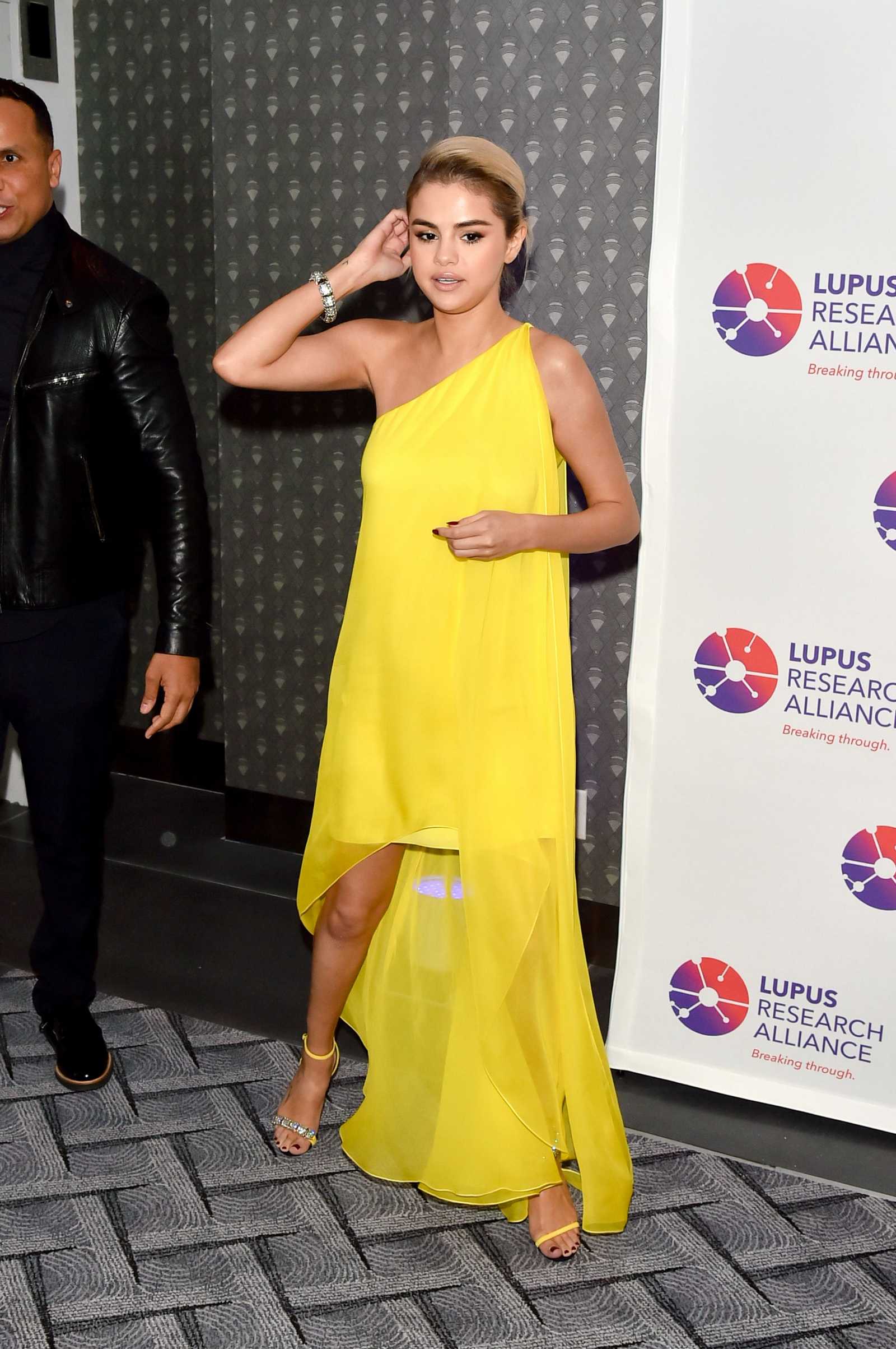 Selena_Gomez_-_Lupus_Research_Alliance__Breaking_Through_Lupus_Gala__on_November_20-05.jpg