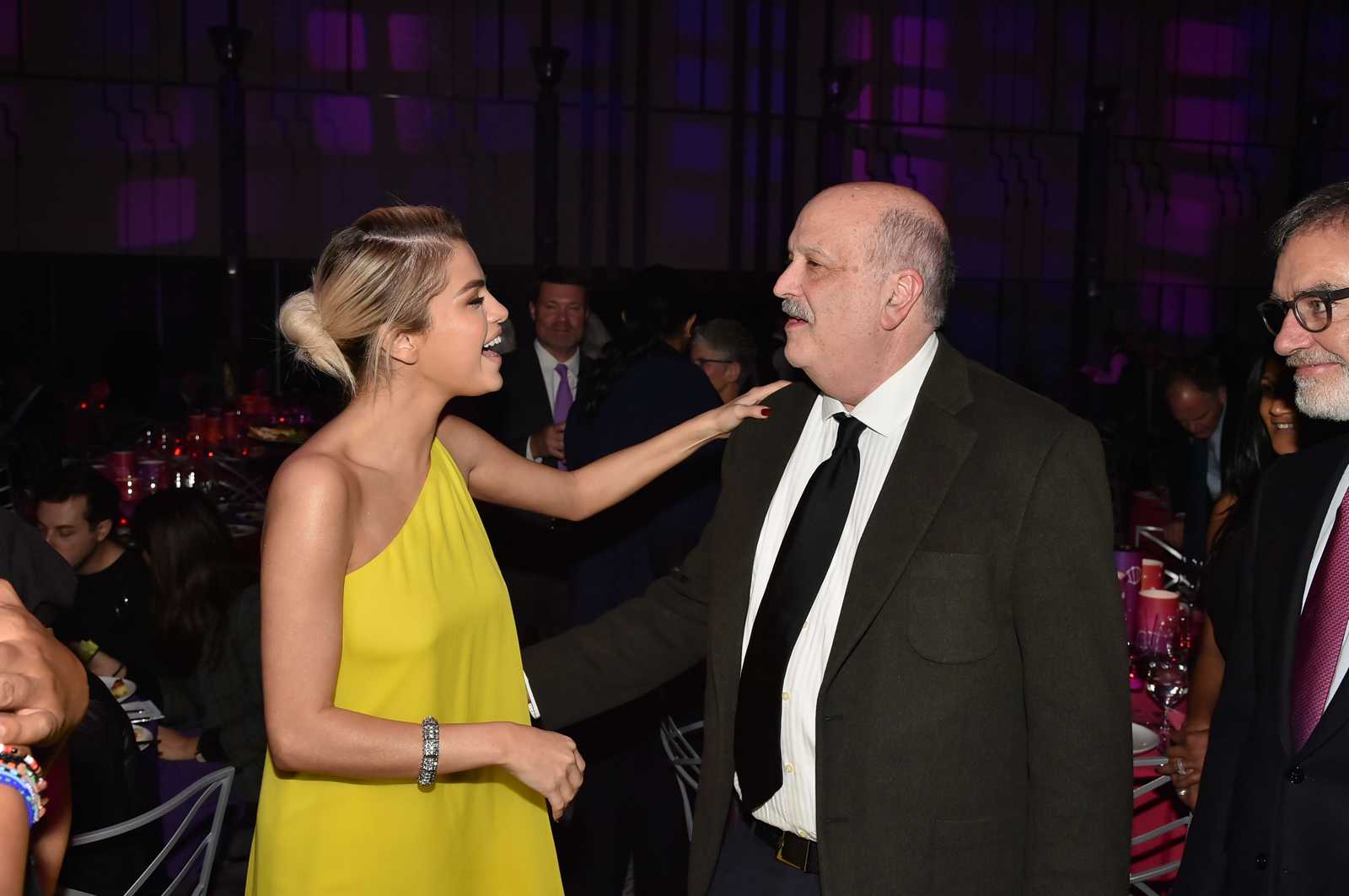 Selena_Gomez_-_Lupus_Research_Alliance__Breaking_Through_Lupus_Gala__on_November_20-08.jpg
