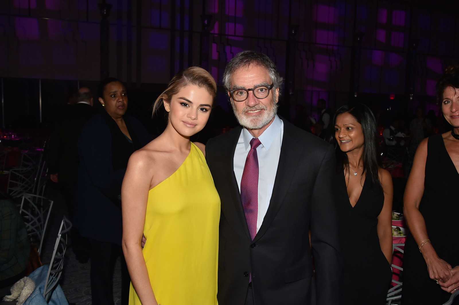 Selena_Gomez_-_Lupus_Research_Alliance__Breaking_Through_Lupus_Gala__on_November_20-09.jpg