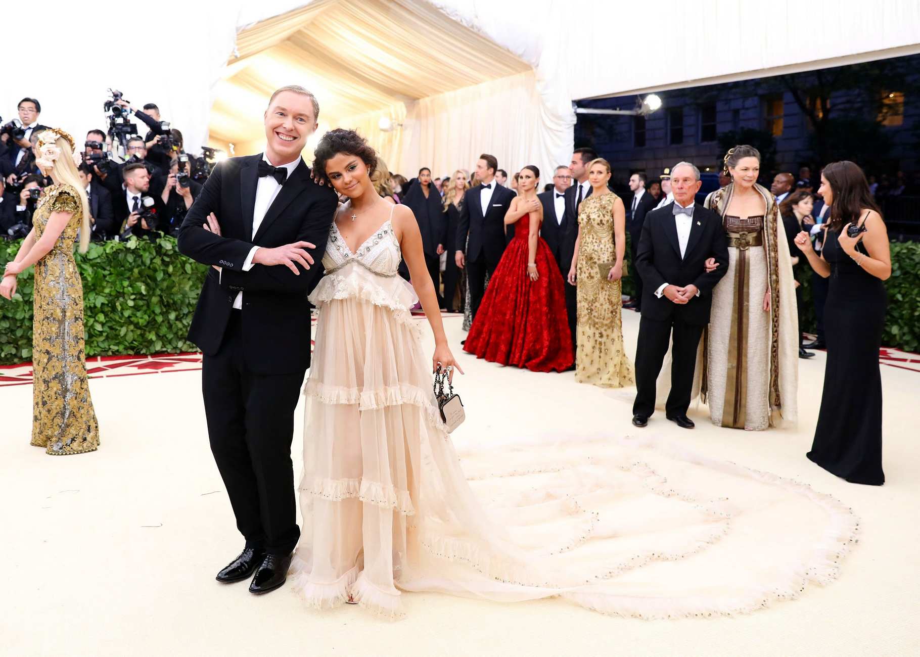 Selena_Gomez_-_MET_Gala__18_on_May_7-11~0.jpg