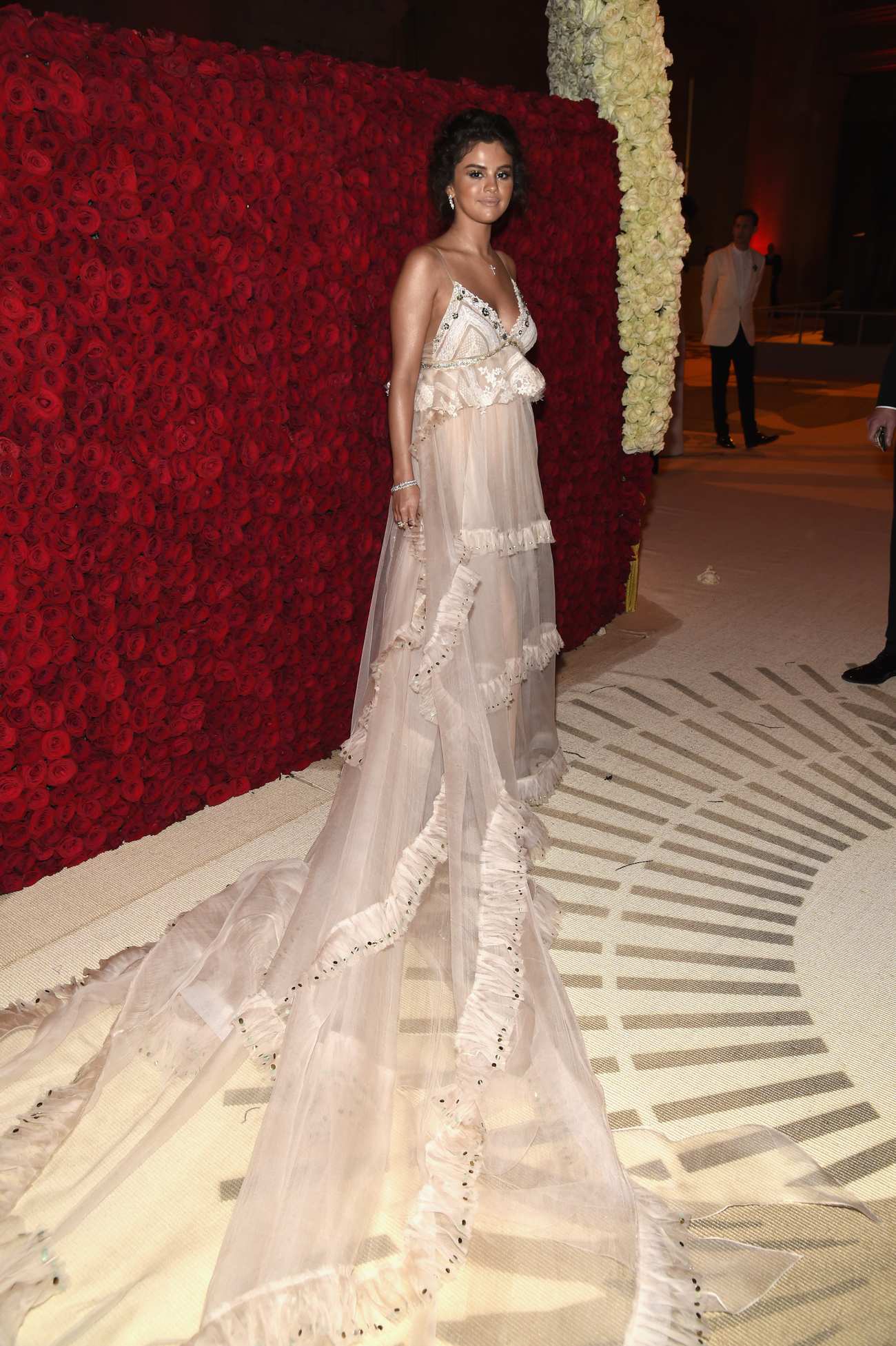Selena_Gomez_-_MET_Gala__18_on_May_7-12.jpg