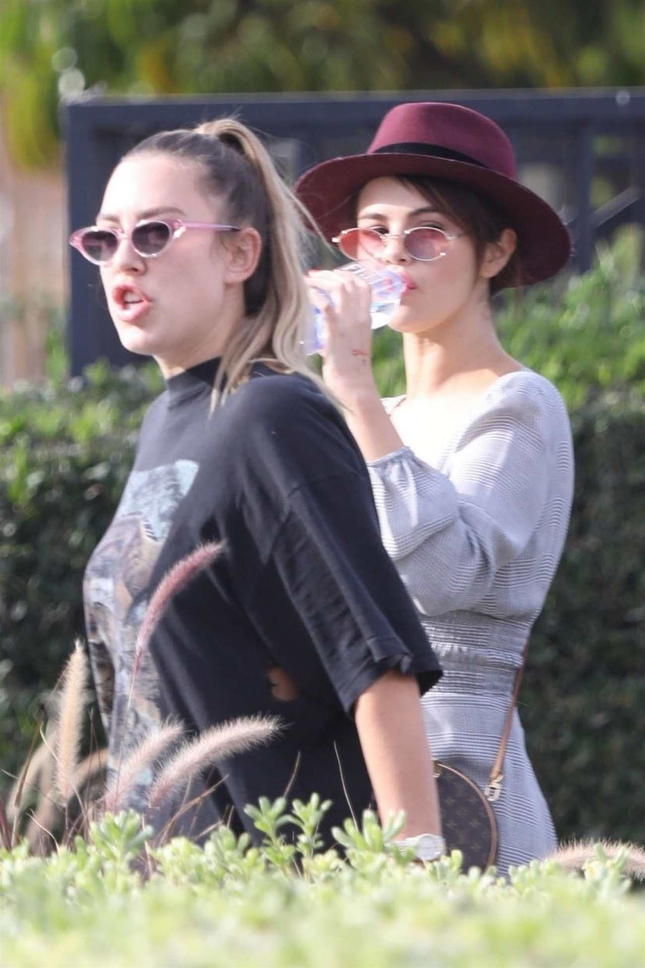 Selena_Gomez_-_Morning_trip_to_an_art_supply_store_-_Febuary_100002.jpg