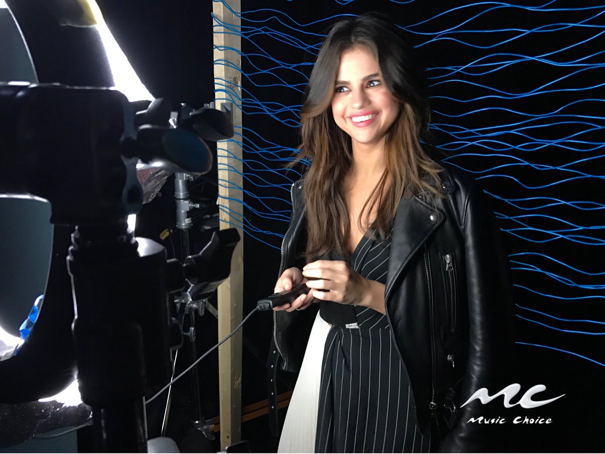 Selena_Gomez_-_Music_Choice_in_New_York_5BBackstage5D_on_June_5-05.jpg