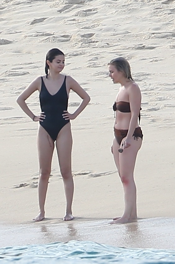 Selena_Gomez_-_On_the_beach_in_Cabo2C_Mexico_on_December_29-03.jpg