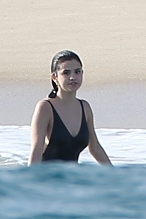 Selena_Gomez_-_On_the_beach_in_Cabo2C_Mexico_on_December_29-08.jpg