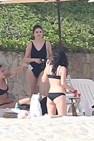 Selena_Gomez_-_On_the_beach_in_Cabo2C_Mexico_on_December_29-13.jpg