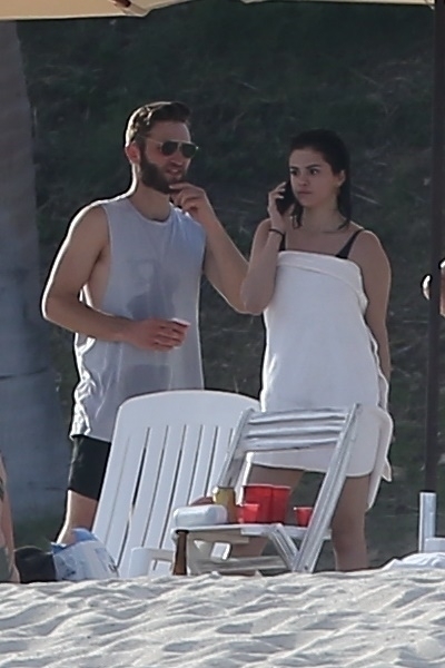 Selena_Gomez_-_On_the_beach_in_Cabo2C_Mexico_on_December_29-14.jpg