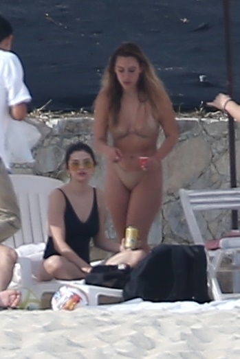 Selena_Gomez_-_On_the_beach_in_Cabo2C_Mexico_on_December_29-15.jpg