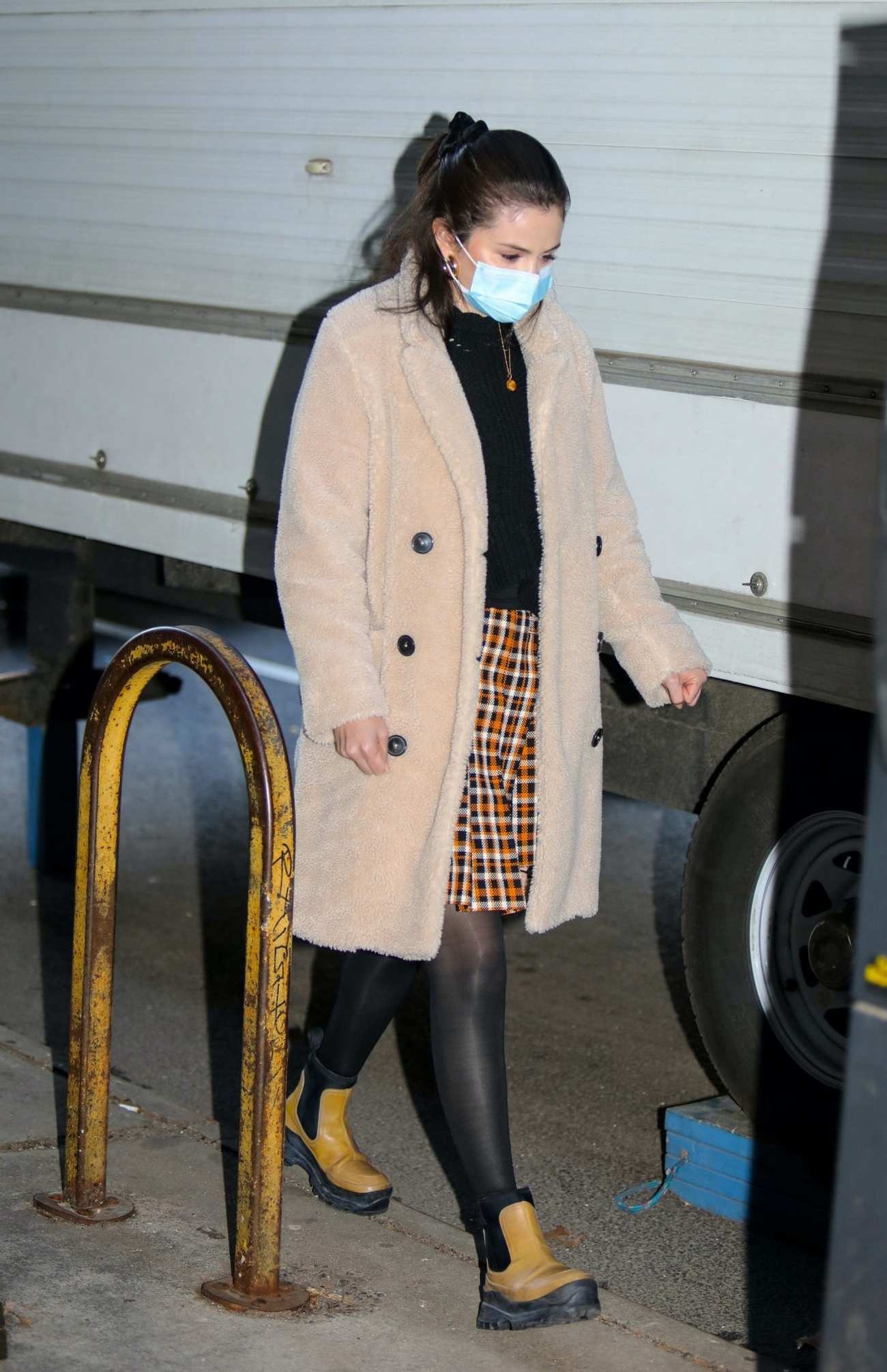 Selena_Gomez_-_On_the_set_of_Only_Murders_In_The_Building_in_New_York_March_312C_2021_08.jpg