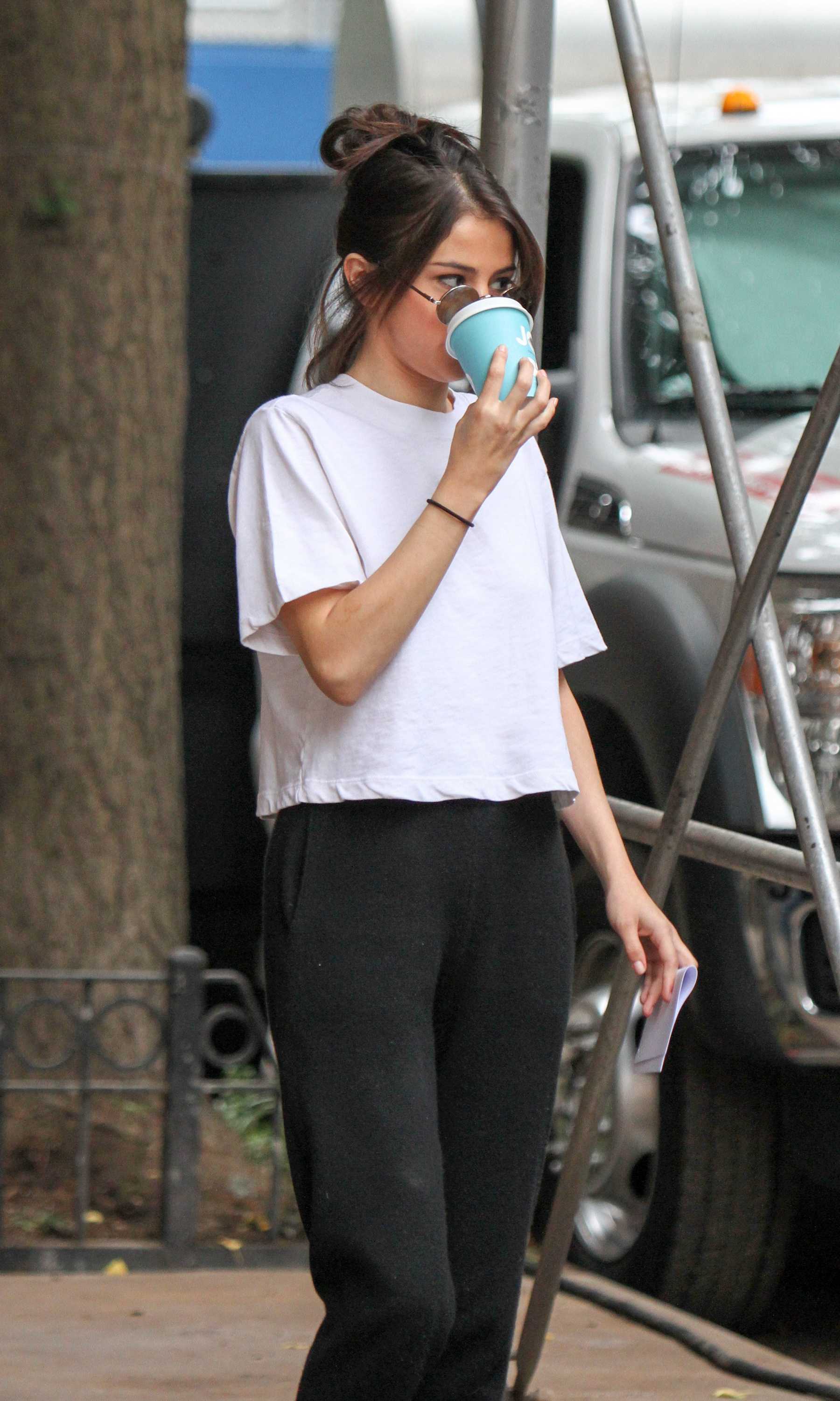 Selena_Gomez_-_On_the_set_of_Woody_Allen_film_in_NYC_on_September_14-04.jpg