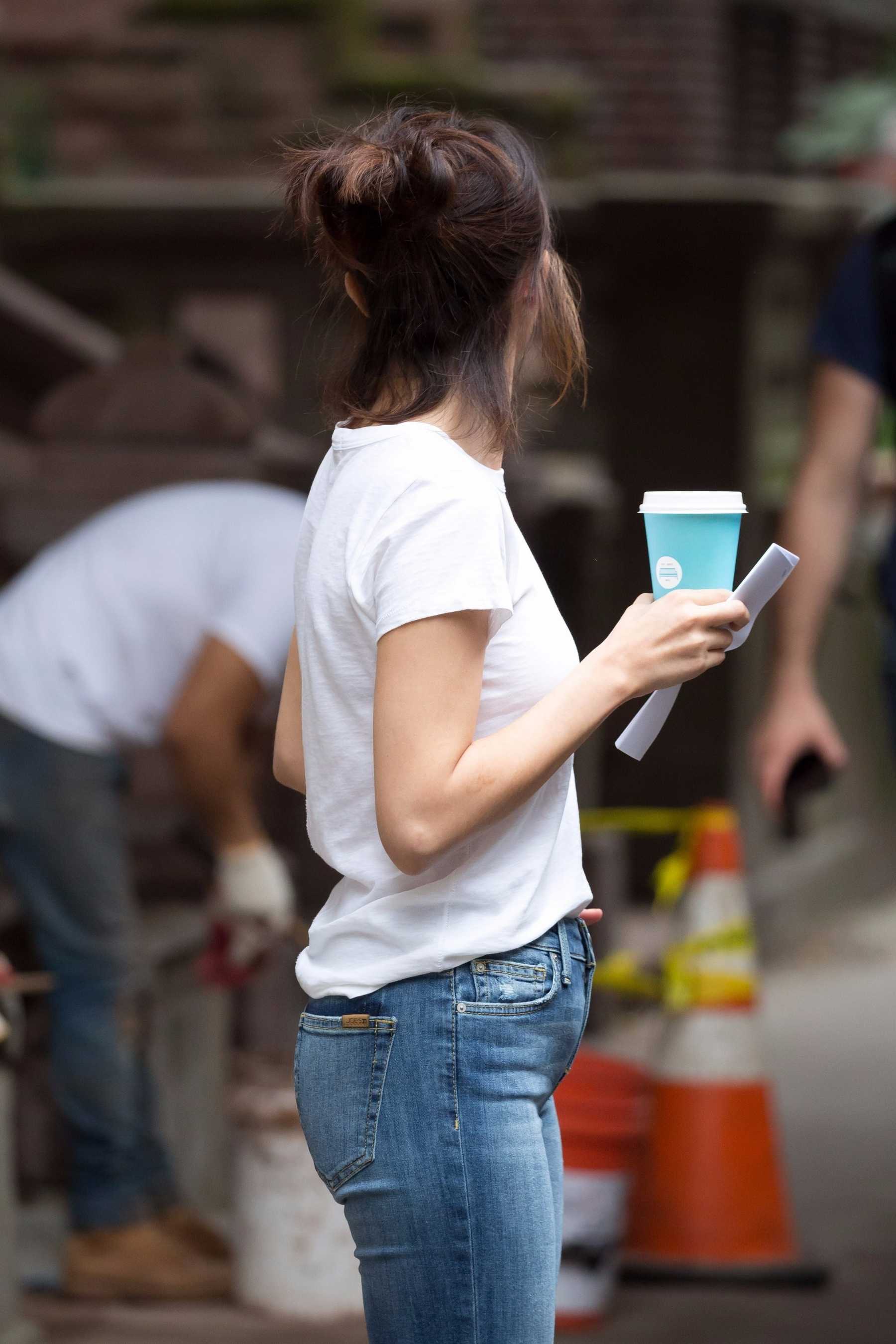 Selena_Gomez_-_On_the_set_of_Woody_Allen_film_in_NYC_on_September_14-09.jpg