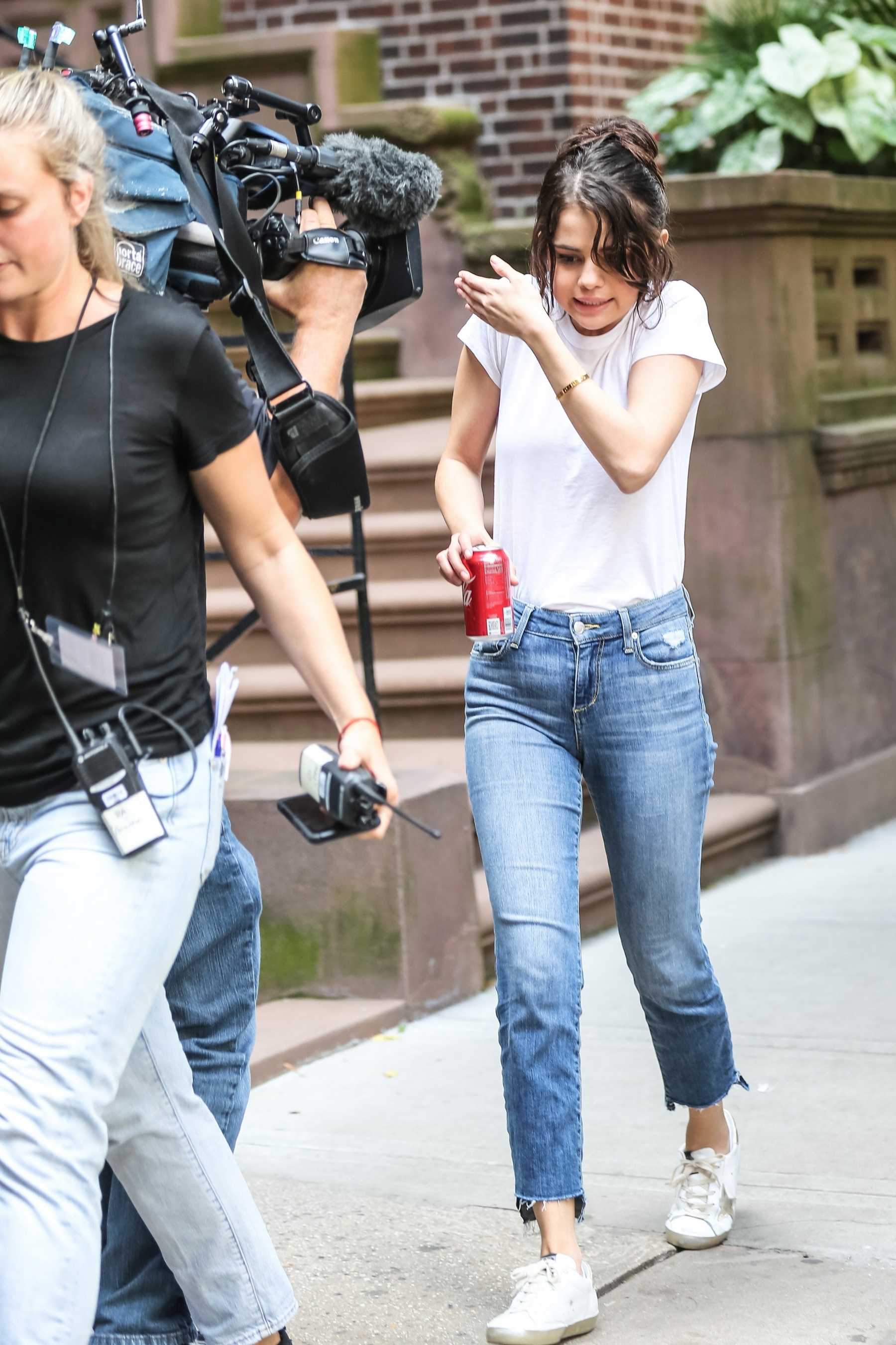 Selena_Gomez_-_On_the_set_of_Woody_Allen_film_in_NYC_on_September_14-20.jpg