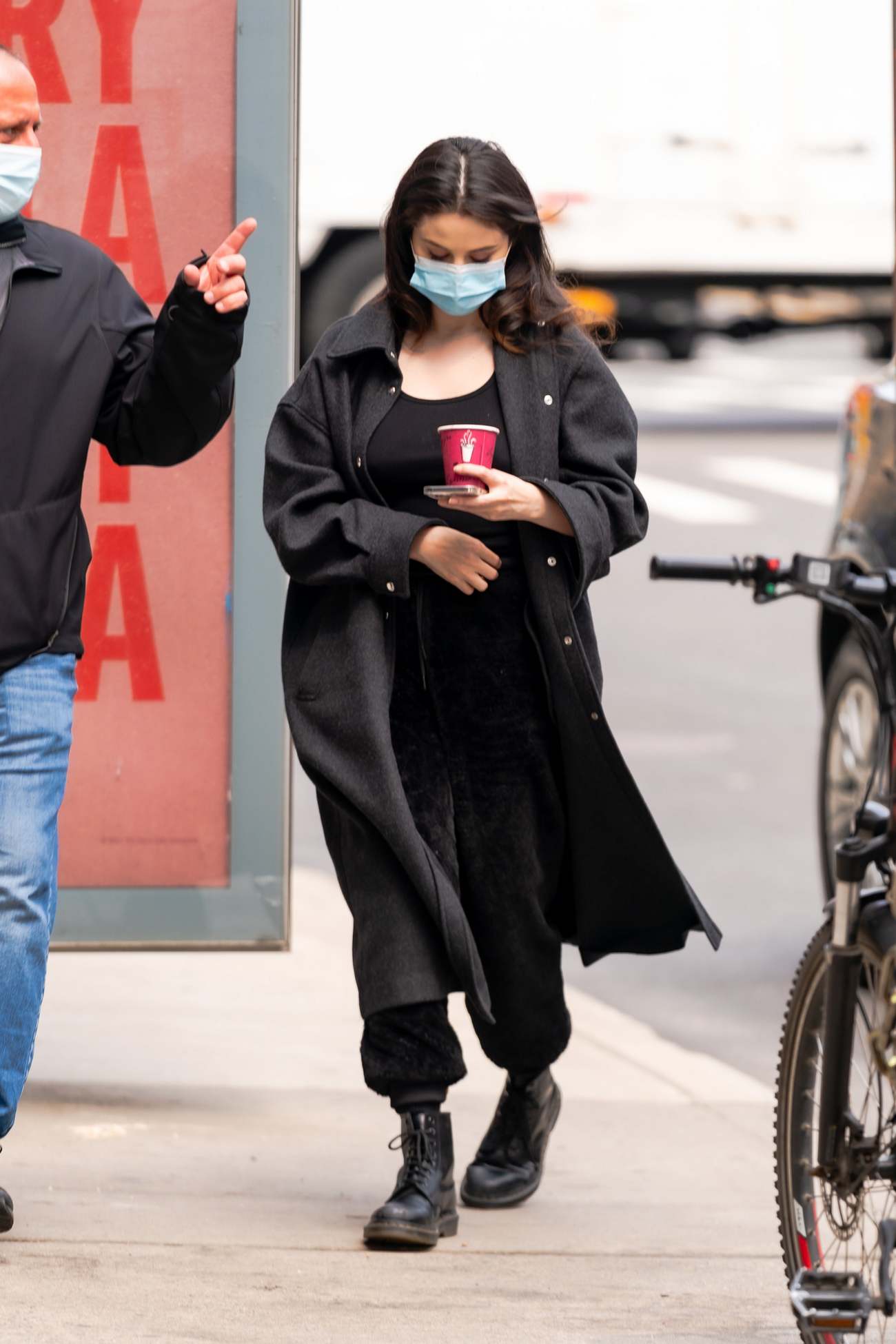 Selena_Gomez_-_On_the_set_of__Only_Murders_in_the_Building__in_New_York_April_92C_2021_03.jpg