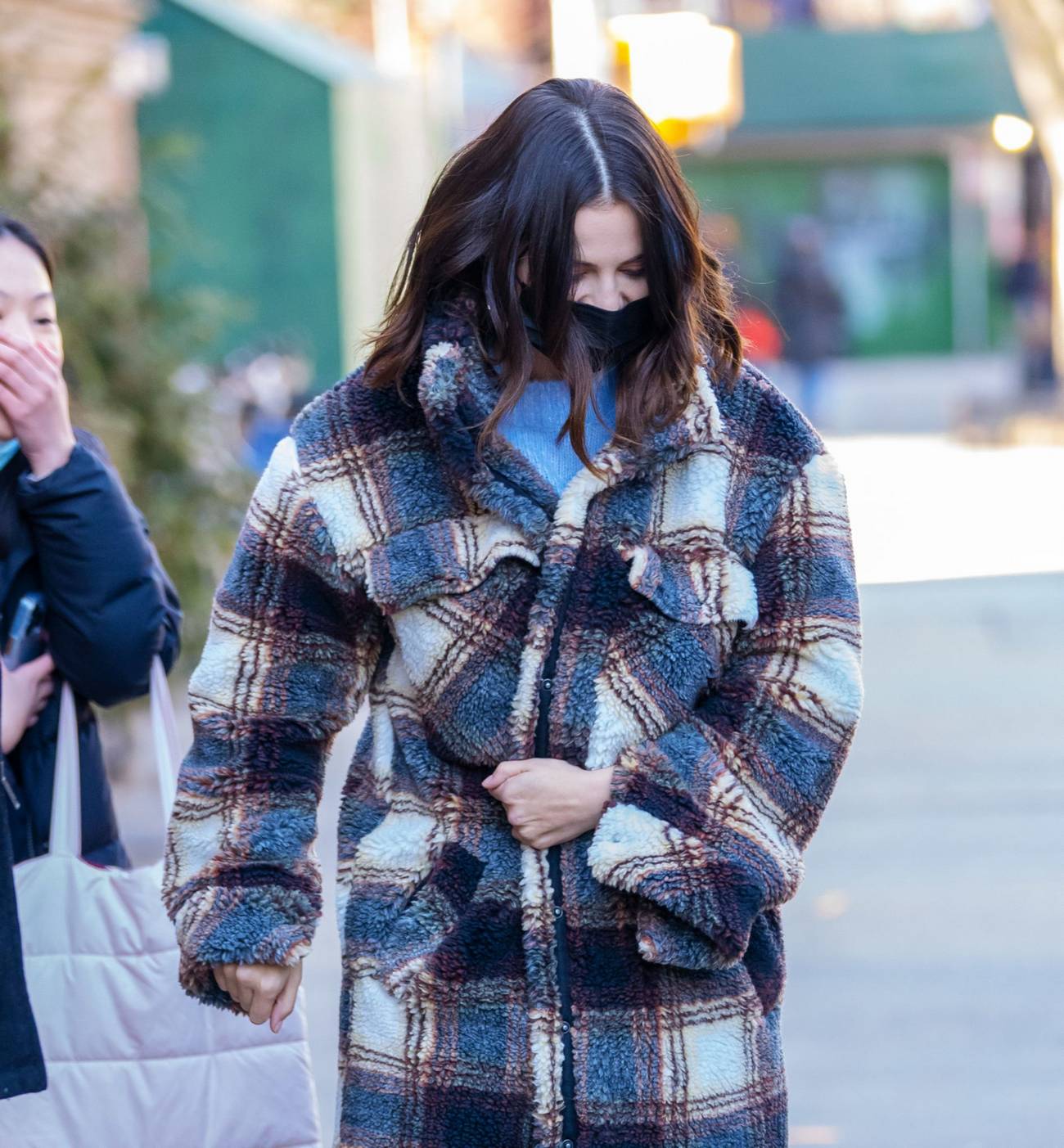 Selena_Gomez_-_On_the_set_of__Only_Murders_in_the_Building__in_New_York_March_42C_202202.jpg