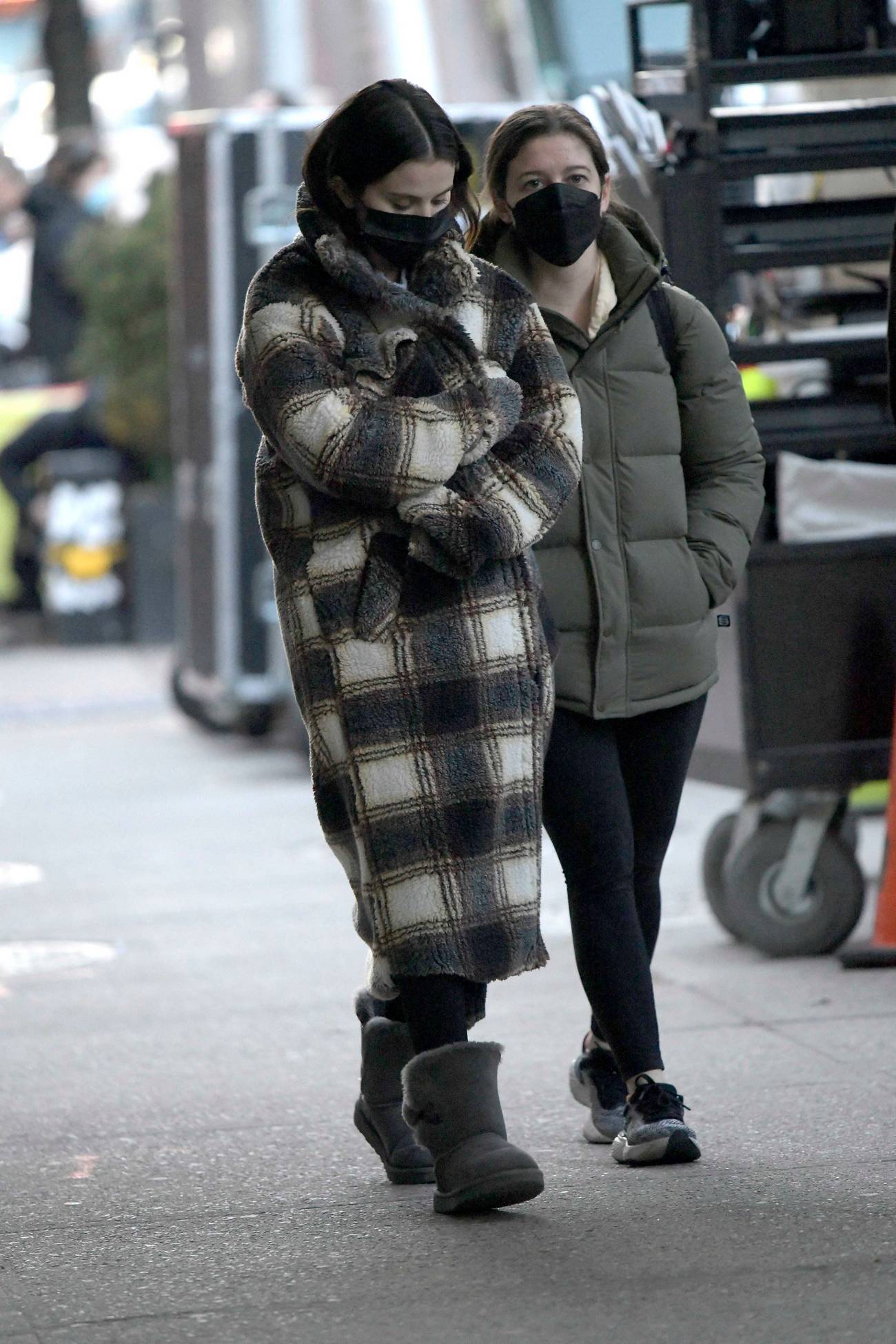 Selena_Gomez_-_On_the_set_of__Only_Murders_in_the_Building__in_New_York_March_42C_202204.jpg