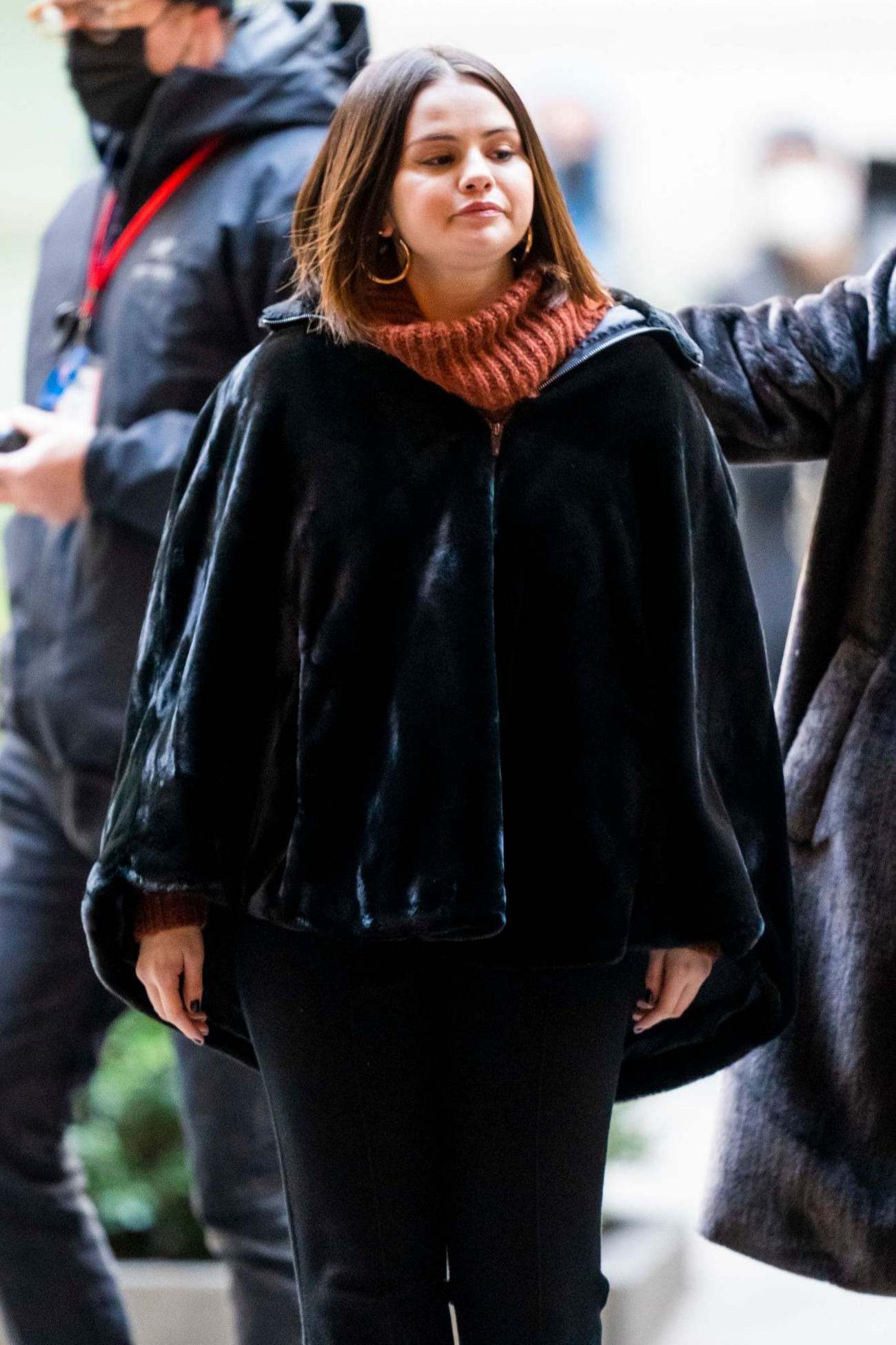 Selena_Gomez_-_Only_Murders_in_the_Building_season_2_in_New_York_City2C_1207202101.jpg