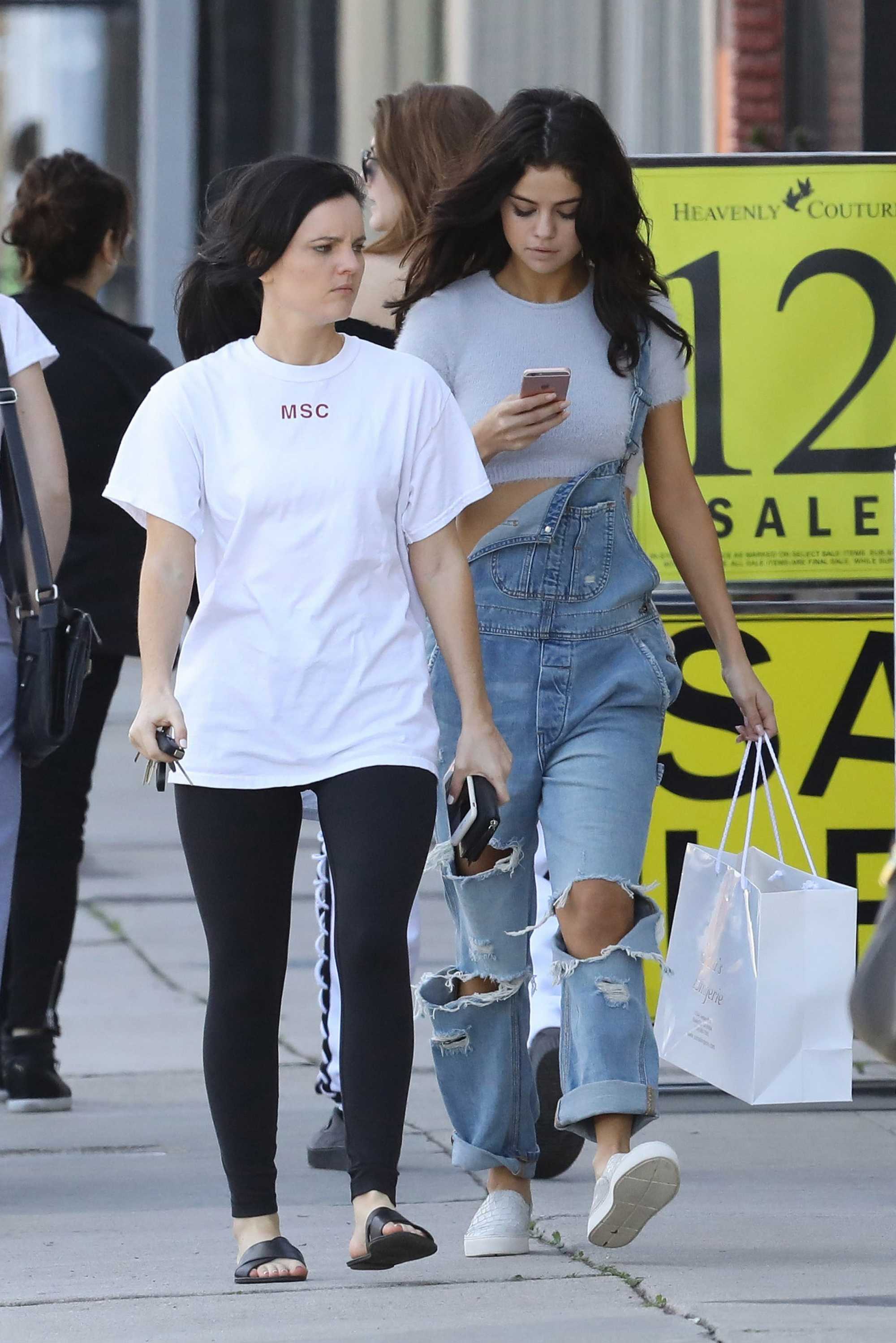 Selena_Gomez_-_Out_and_about_in_Los_Angeles_on_Feb_11-14.jpg