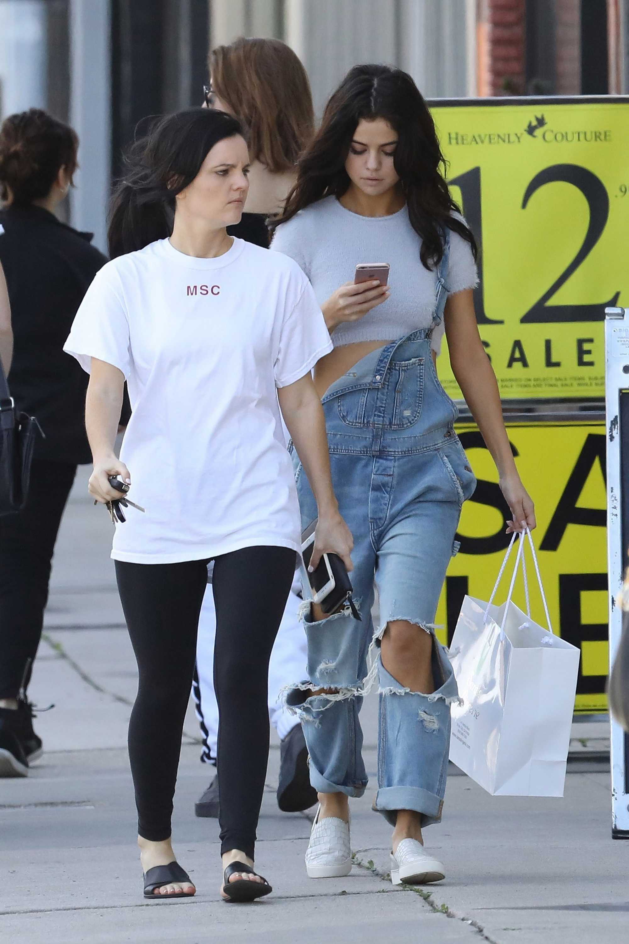 Selena_Gomez_-_Out_and_about_in_Los_Angeles_on_Feb_11-15.jpg