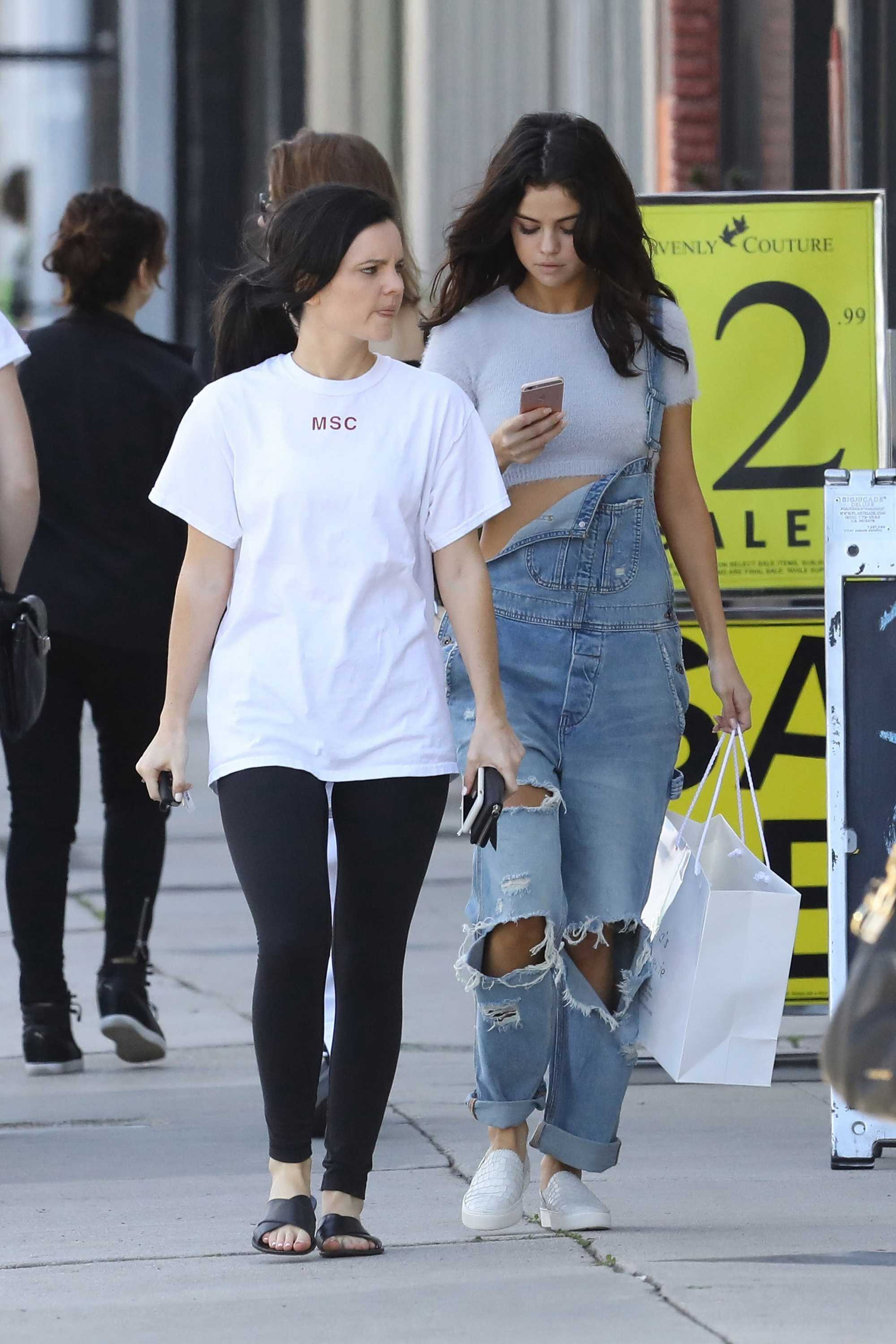 Selena_Gomez_-_Out_and_about_in_Los_Angeles_on_Feb_11-17.jpg