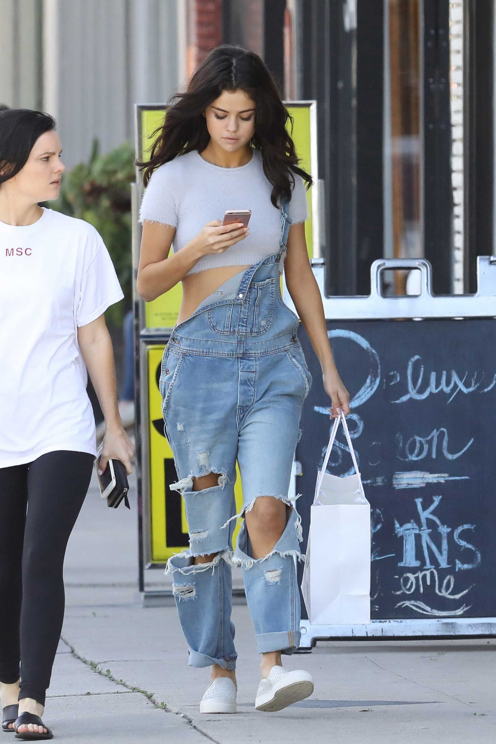 Selena_Gomez_-_Out_and_about_in_Los_Angeles_on_Feb_11-25.jpg