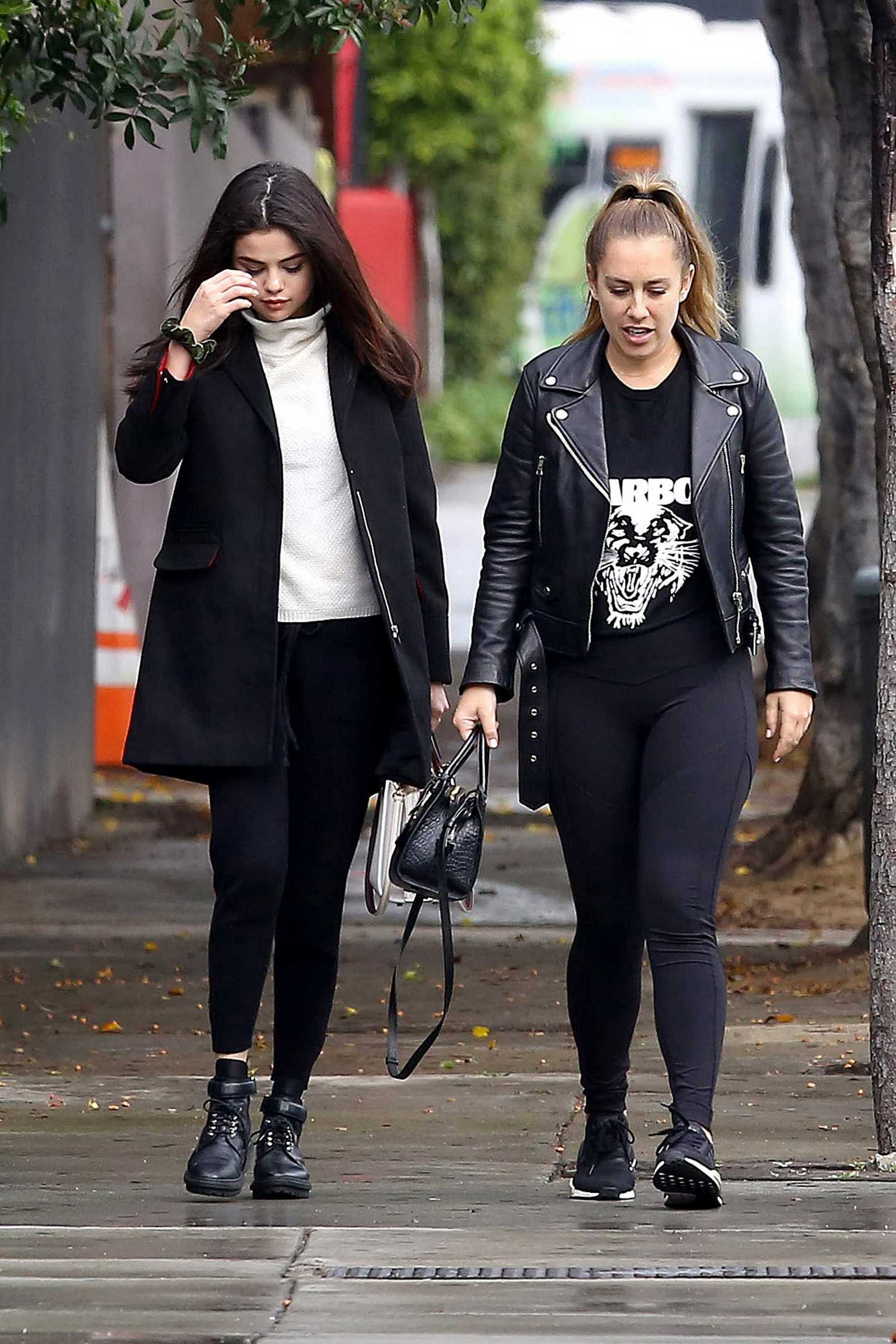 Selena_Gomez_-_Out_and_about_in_Los_Angeles_on_Feb_21-04.jpg