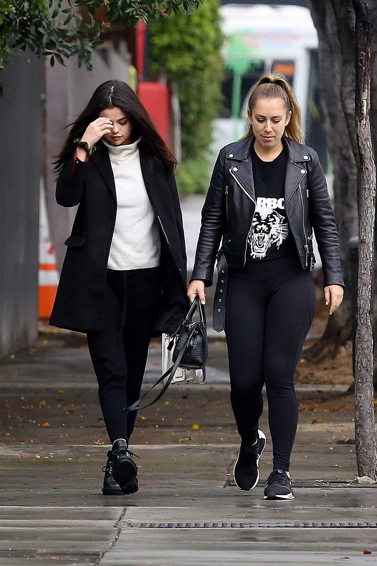 Selena_Gomez_-_Out_and_about_in_Los_Angeles_on_Feb_21-05.jpg