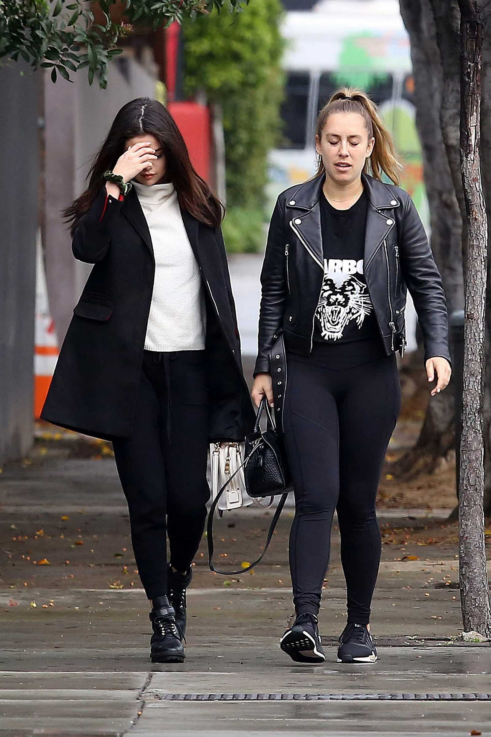 Selena_Gomez_-_Out_and_about_in_Los_Angeles_on_Feb_21-06.jpg