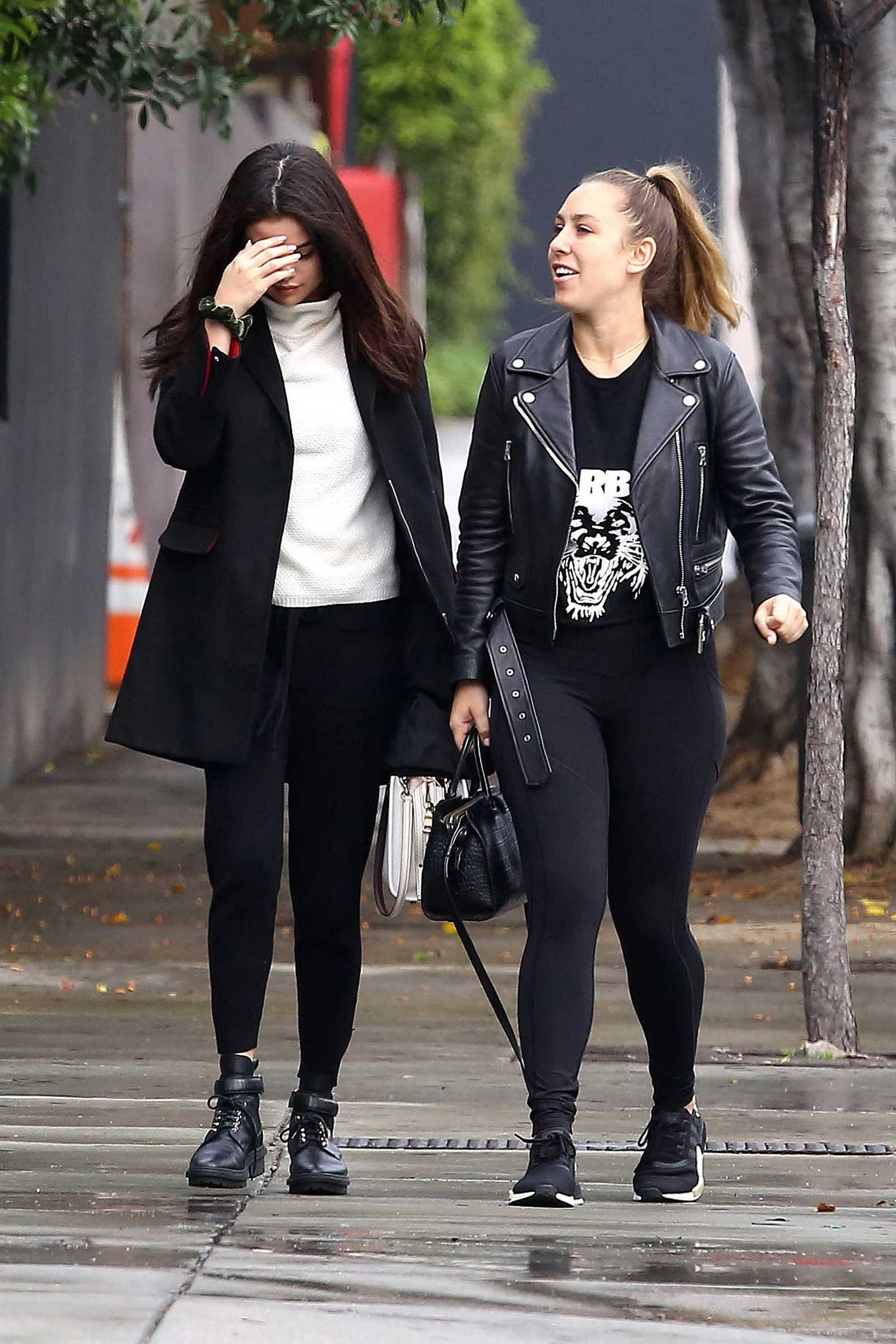 Selena_Gomez_-_Out_and_about_in_Los_Angeles_on_Feb_21-09.jpg