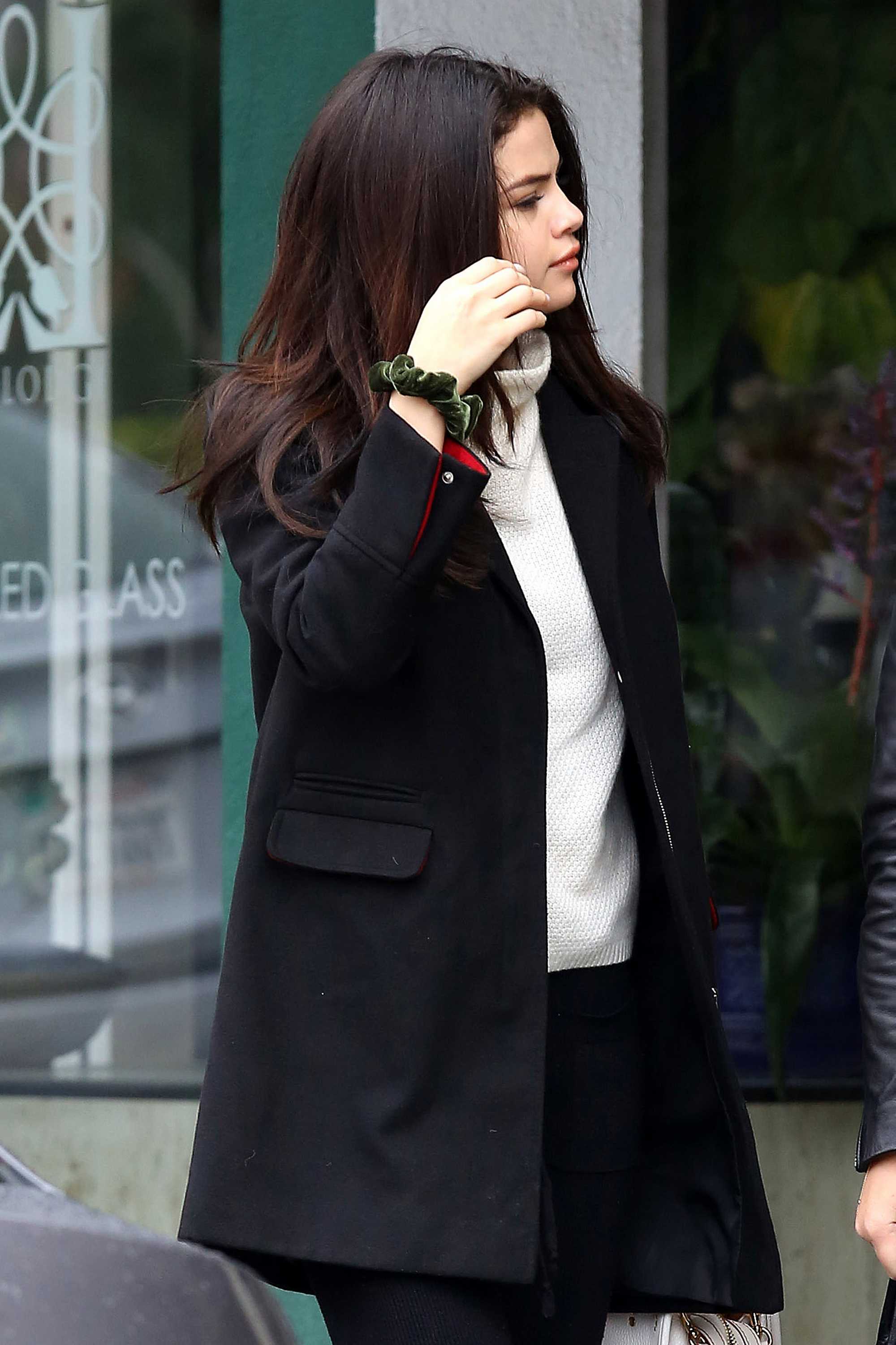 Selena_Gomez_-_Out_and_about_in_Los_Angeles_on_Feb_21-12.jpg