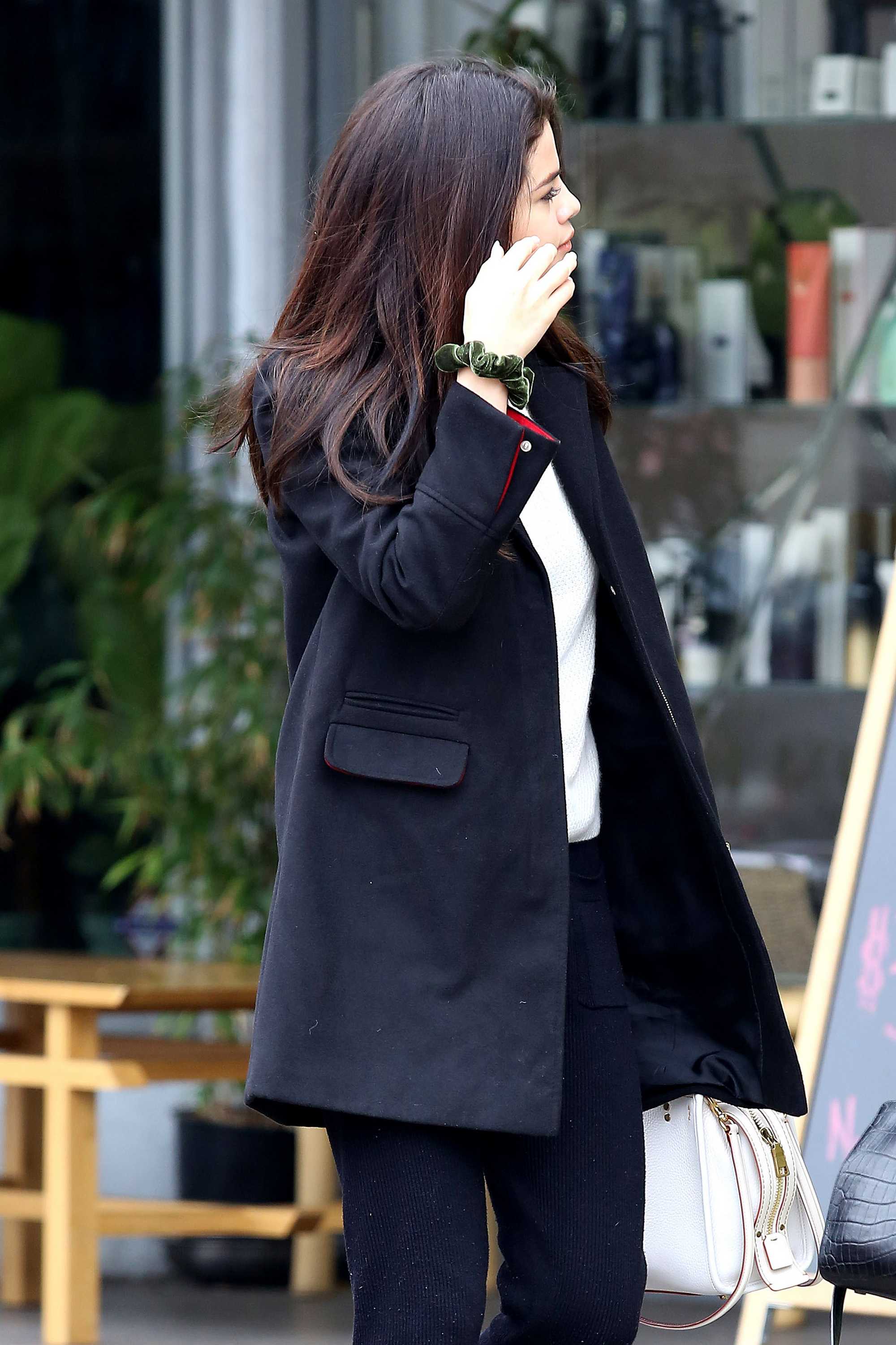 Selena_Gomez_-_Out_and_about_in_Los_Angeles_on_Feb_21-17.jpg