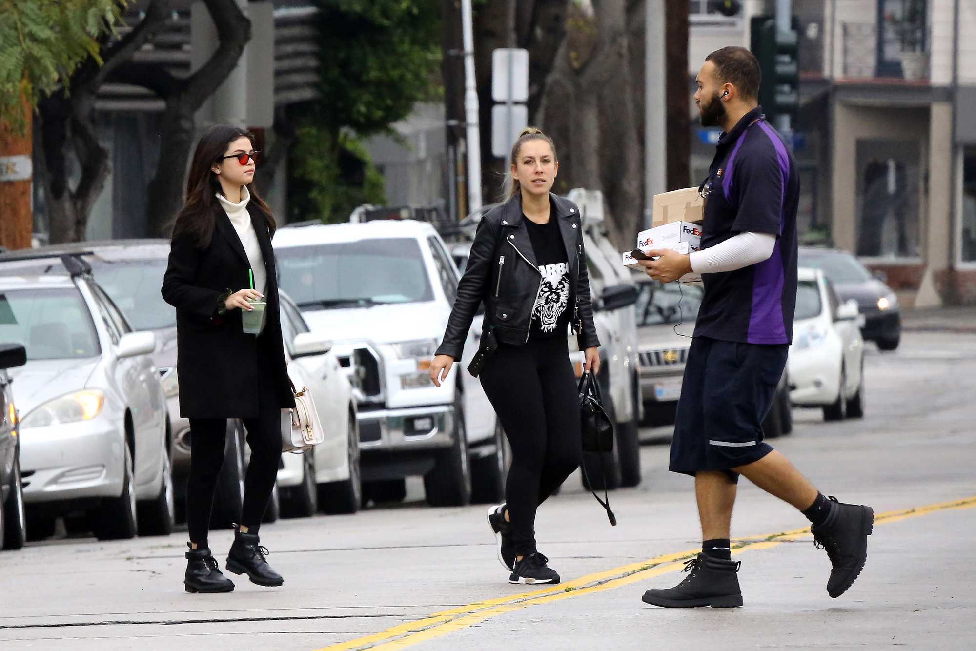 Selena_Gomez_-_Out_and_about_in_Los_Angeles_on_Feb_21-29.jpg