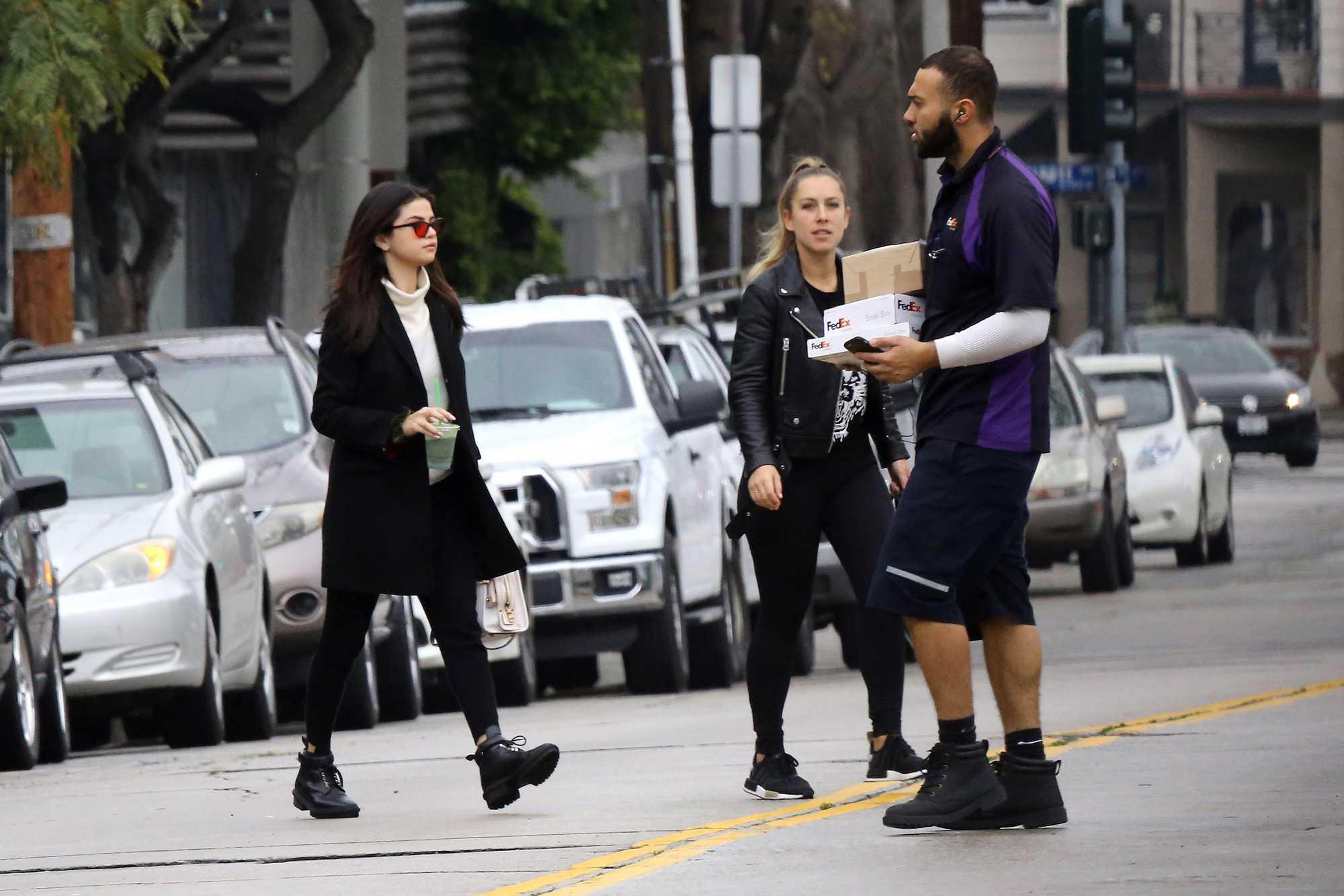 Selena_Gomez_-_Out_and_about_in_Los_Angeles_on_Feb_21-30.jpg