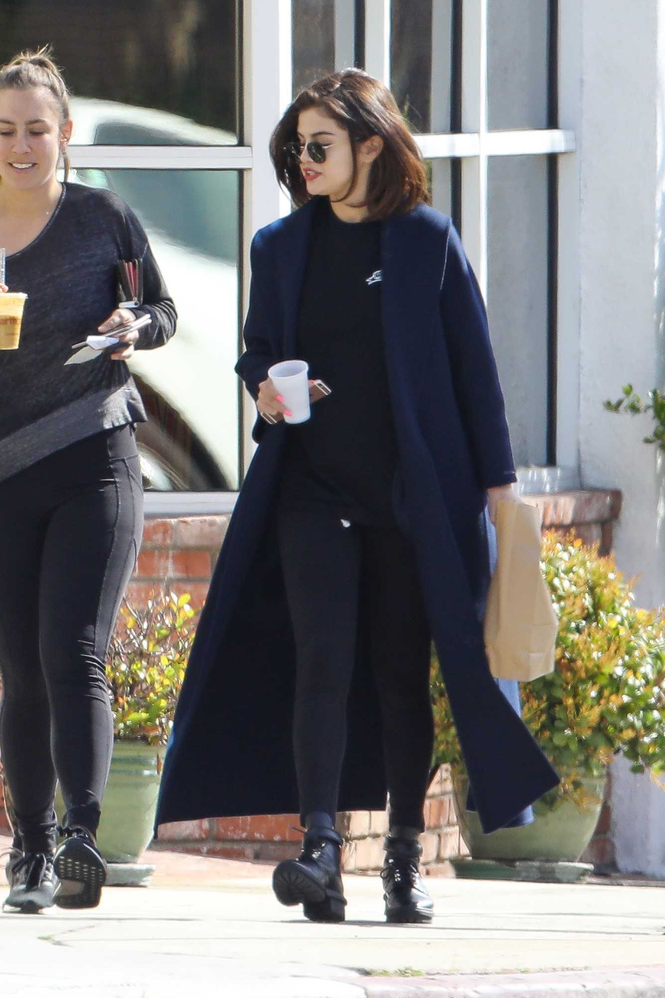 Selena_Gomez_-_Out_for_Breakfast_with_Friends_in_Los_Angeles_on_March_7-02.jpg