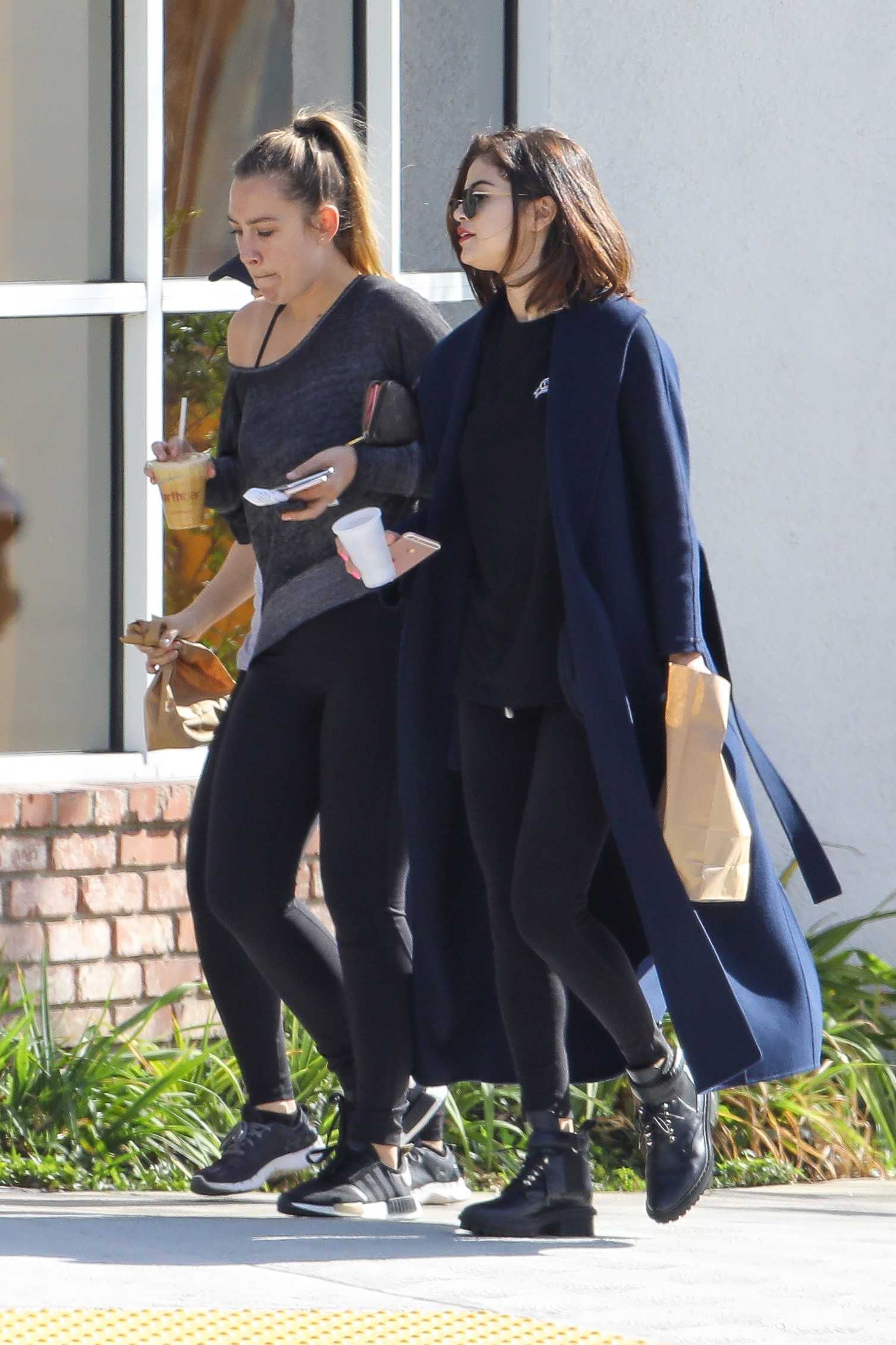 Selena_Gomez_-_Out_for_Breakfast_with_Friends_in_Los_Angeles_on_March_7-03.jpg