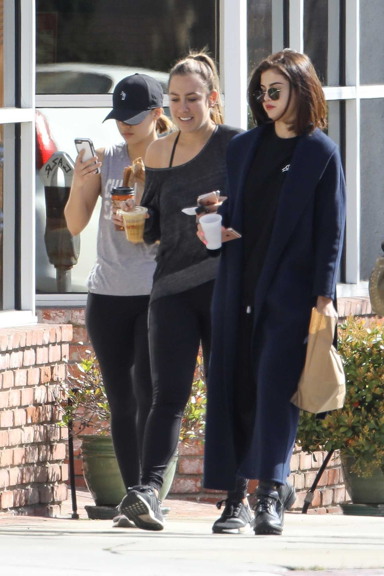 Selena_Gomez_-_Out_for_Breakfast_with_Friends_in_Los_Angeles_on_March_7-05.jpg