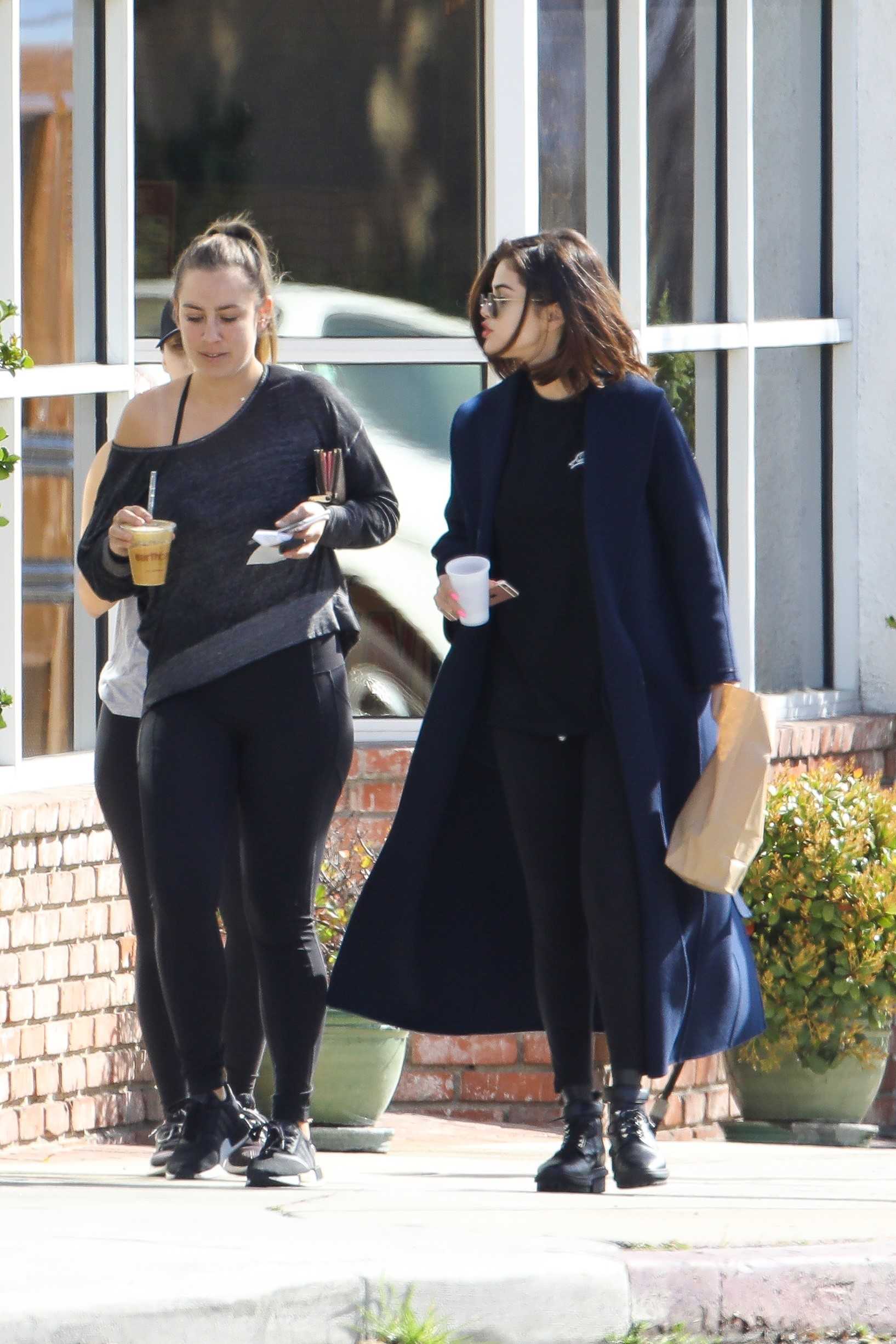 Selena_Gomez_-_Out_for_Breakfast_with_Friends_in_Los_Angeles_on_March_7-09.jpg