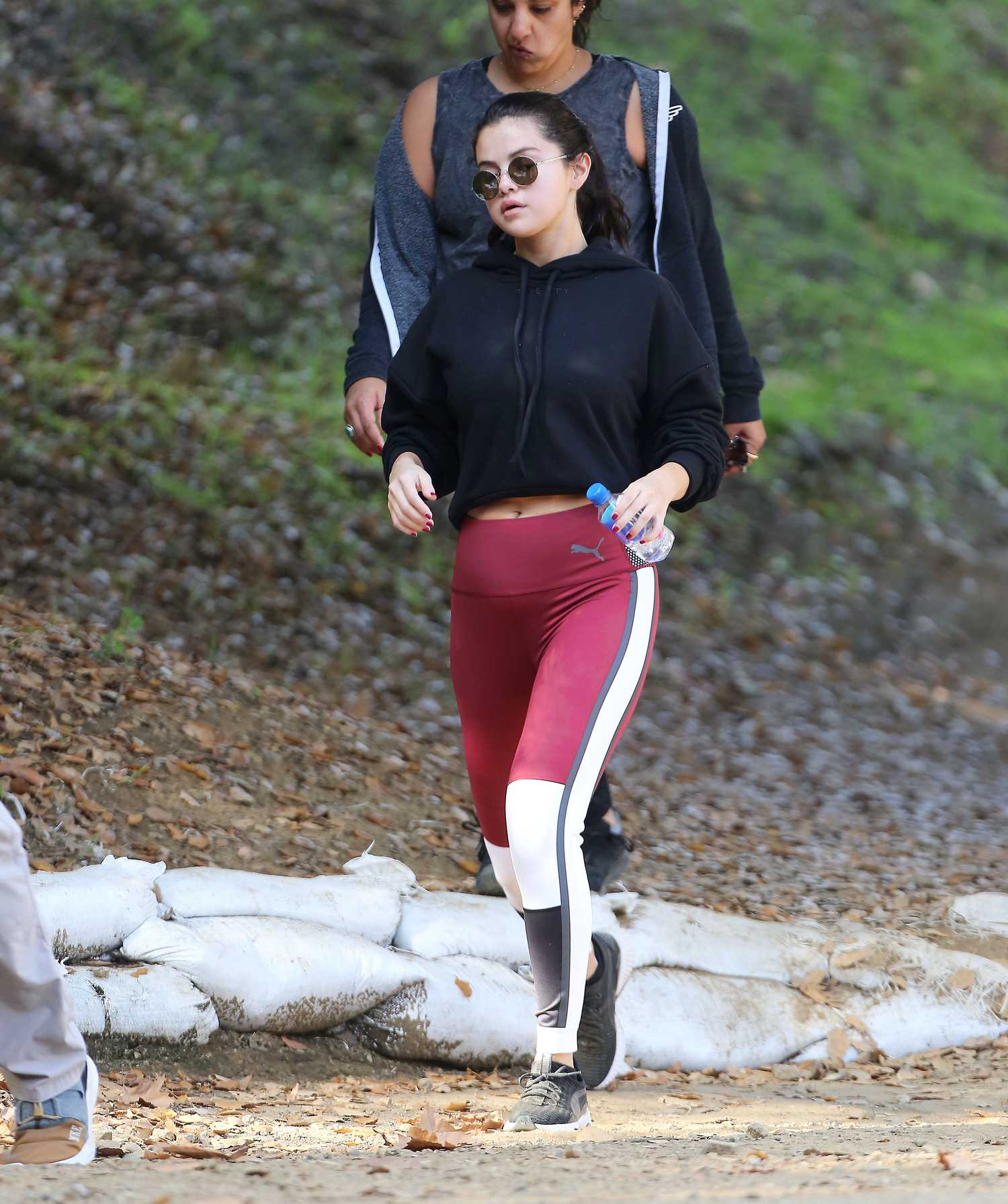 Selena_Gomez_-_Out_for_a_hike_in_Los_Angeles2C_2018-12-22-01.jpg